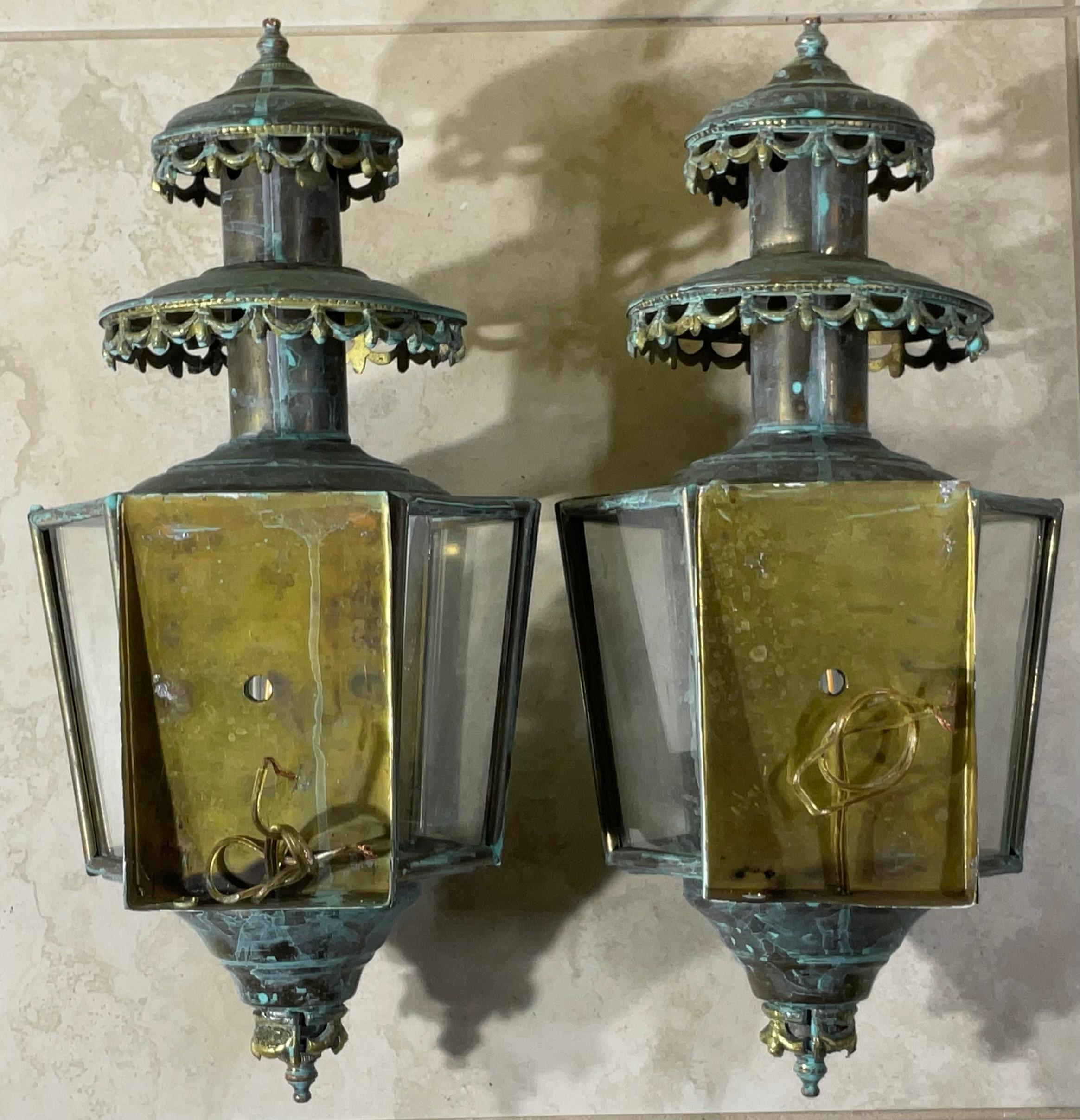 Fait main Paire d'appliques murales en laiton massif patiné, de style ancien/vintage en vente