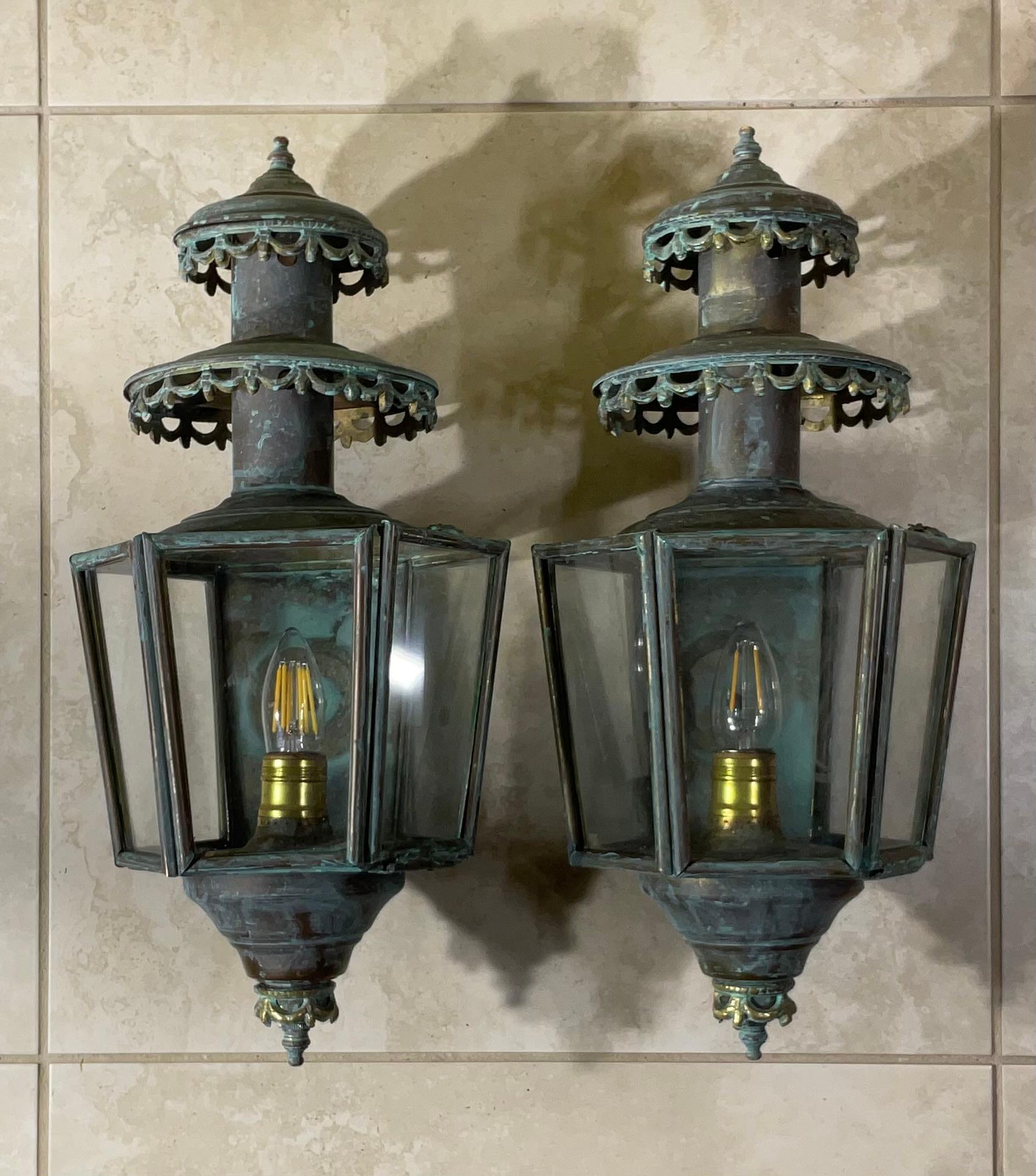 Paire d'appliques murales en laiton massif patiné, de style ancien/vintage Bon état - En vente à Delray Beach, FL