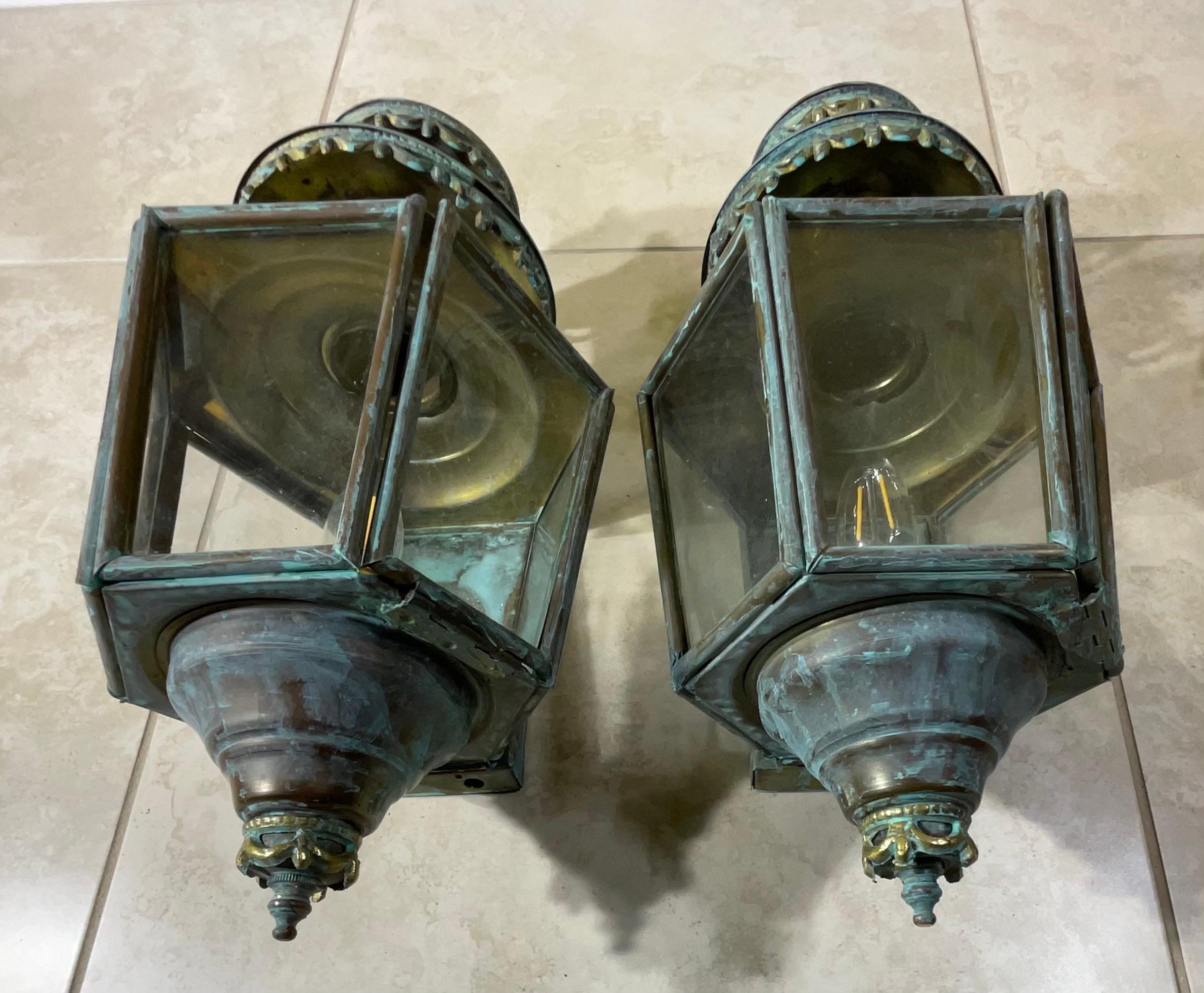 Laiton Paire d'appliques murales en laiton massif patiné, de style ancien/vintage en vente