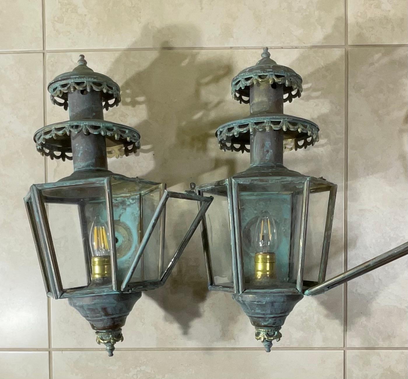 Paire d'appliques murales en laiton massif patiné, de style ancien/vintage en vente 1