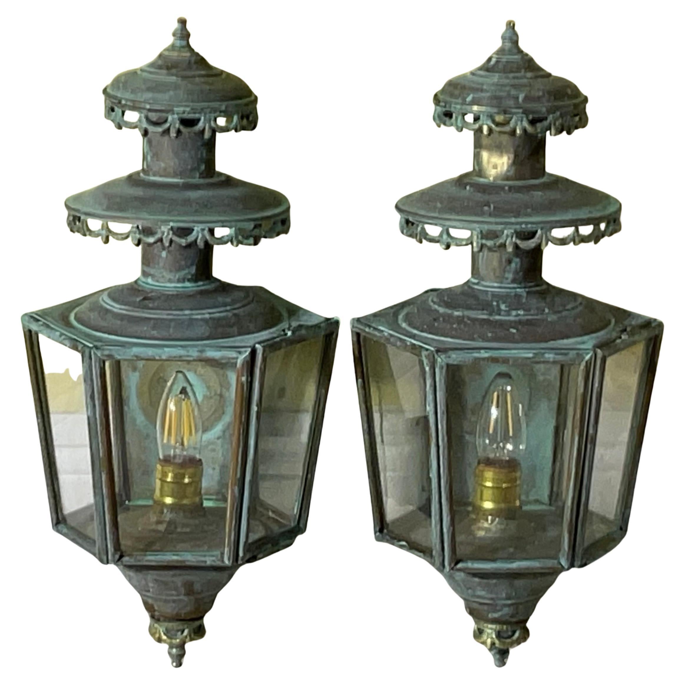 Paire d'appliques murales en laiton massif patiné, de style ancien/vintage en vente