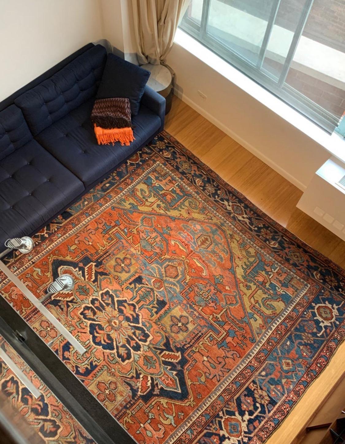 I tappeti Heriz sono uno dei tappeti più famosi dell'Iran, grazie al loro stile unico e distinguibile. Heriz è una città situata nell'Iran nord-occidentale, vicino alla città di Tabriz, che è un importante centro di tessitura di tappeti in Iran.