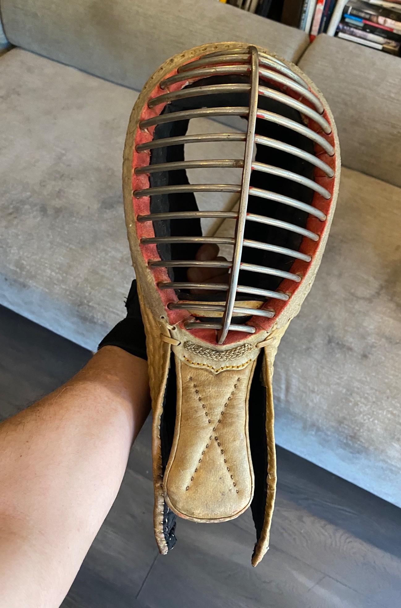 Antica maschera da combattimento e armatura protettiva di kendo firmata giapponese d'epoca prebellica in vendita 2
