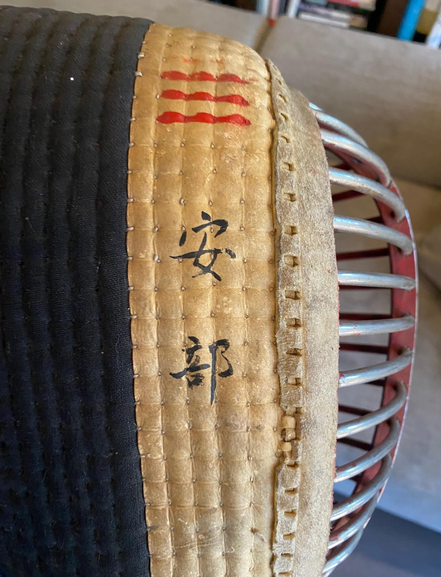 Antica maschera da combattimento e armatura protettiva di kendo firmata giapponese d'epoca prebellica in vendita 4
