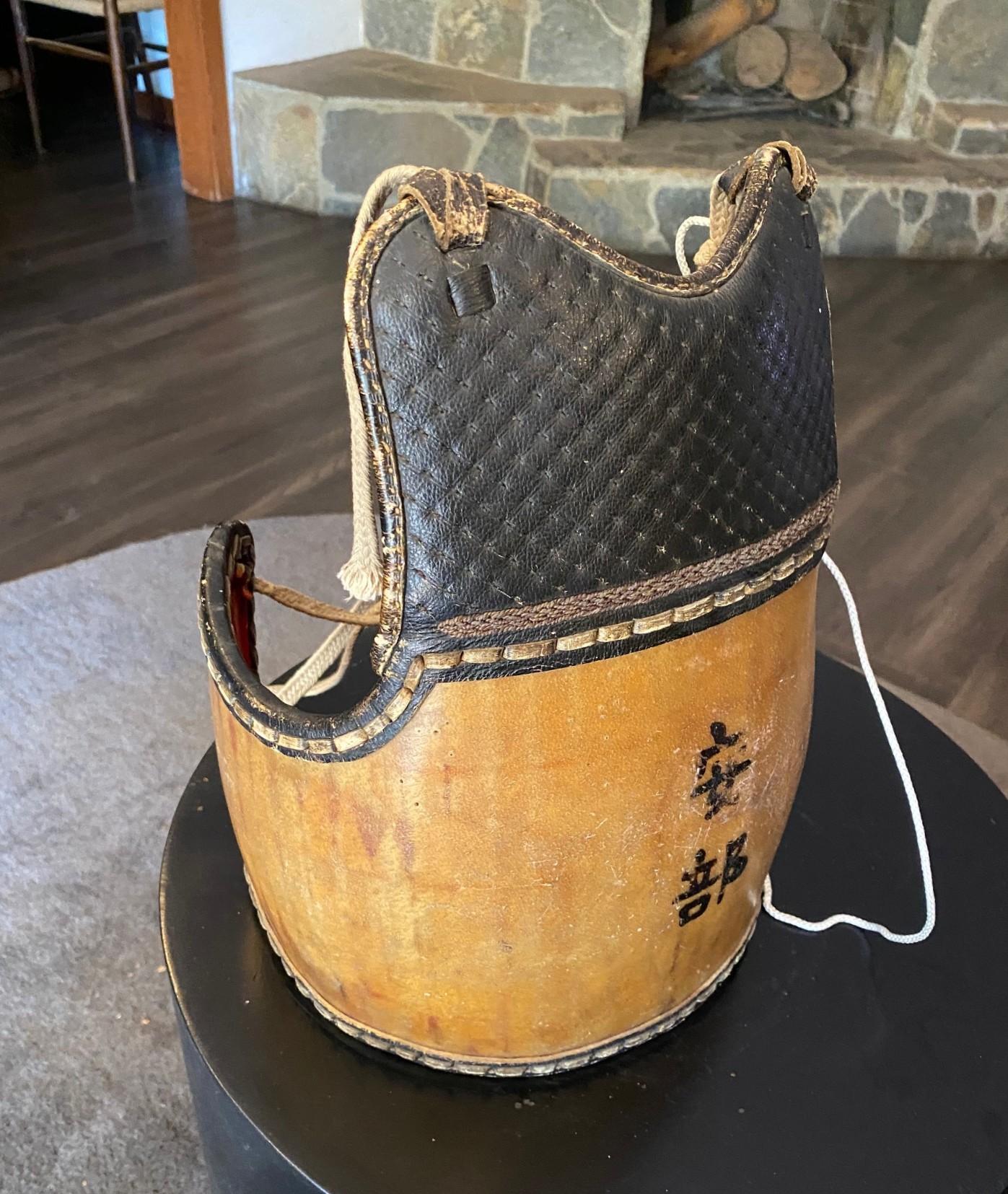 Antica maschera da combattimento e armatura protettiva di kendo firmata giapponese d'epoca prebellica in vendita 8