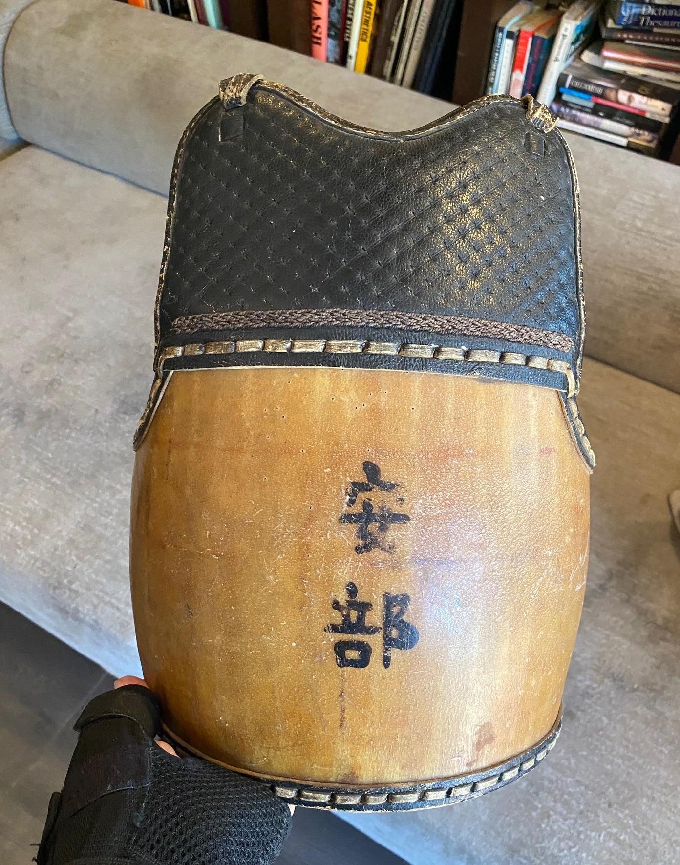 Antica maschera da combattimento e armatura protettiva di kendo firmata giapponese d'epoca prebellica in vendita 9