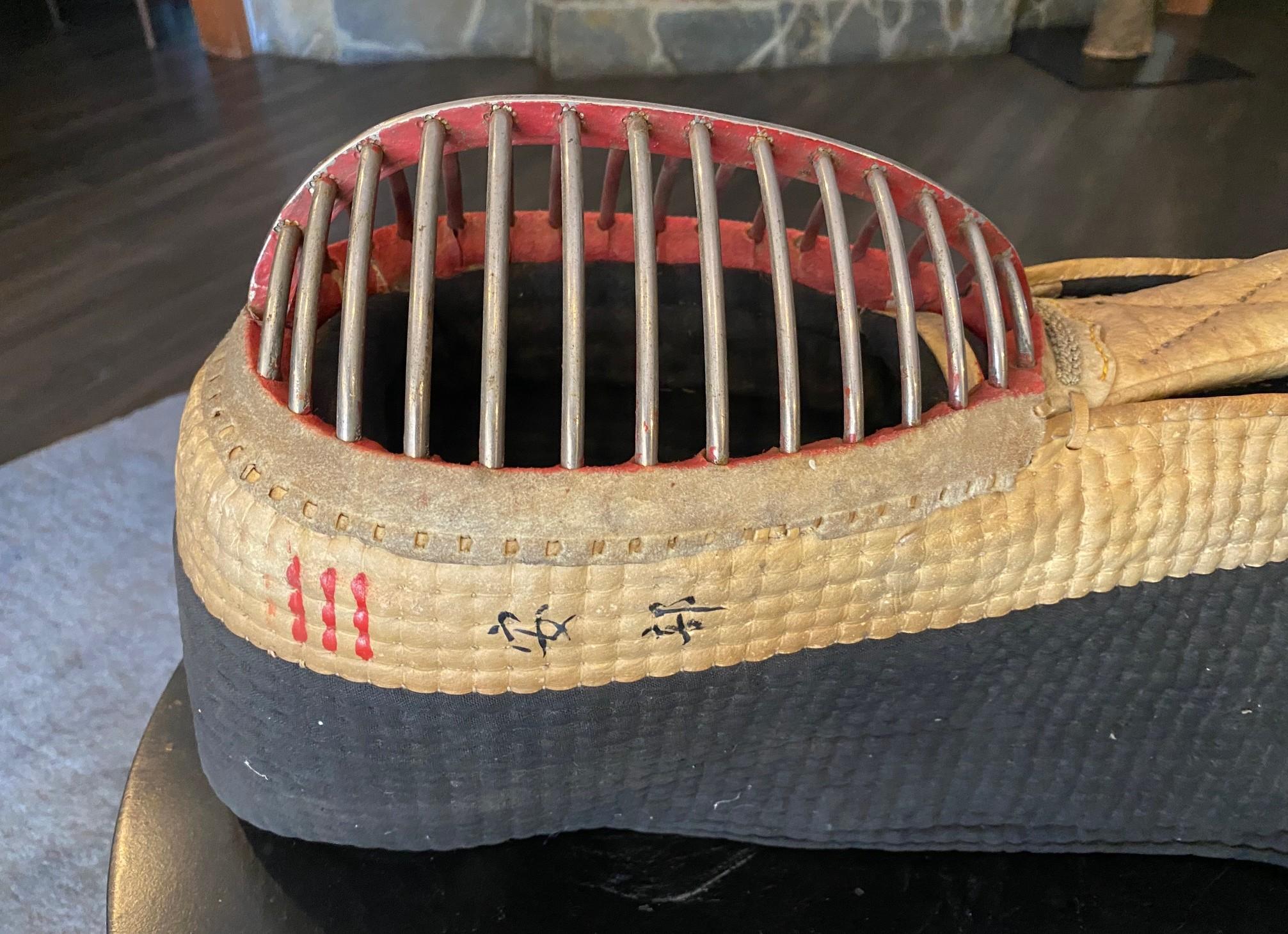 Antica maschera da combattimento e armatura protettiva di kendo firmata giapponese d'epoca prebellica in vendita 11