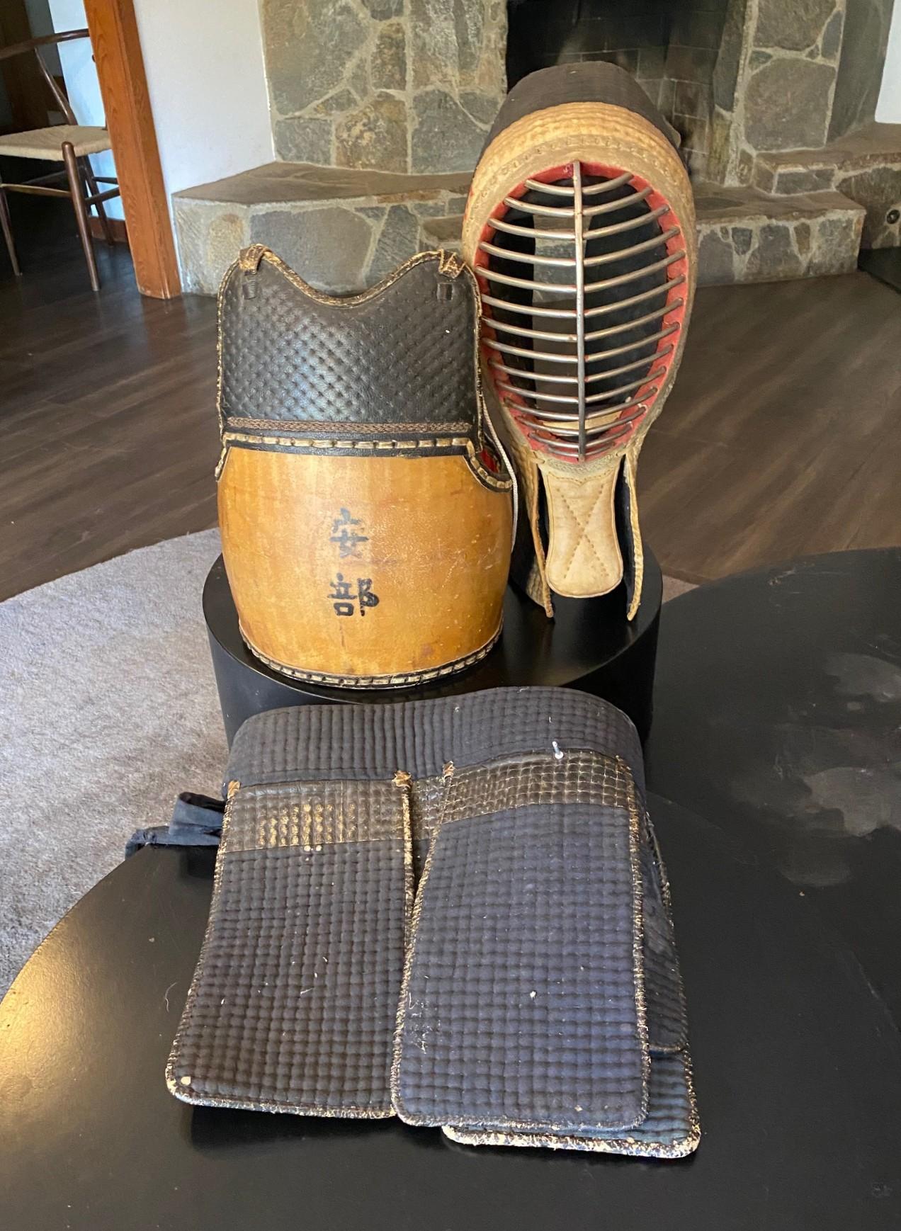Un fantastico e raro set di arti marziali giapponesi di Kendo (La Via del Samurai/Percorso della Spada) con armatura protettiva che include Men (maschera), Do (protezione del torso/busto) e Tare.   

Riteniamo che questo set risalga agli anni '30