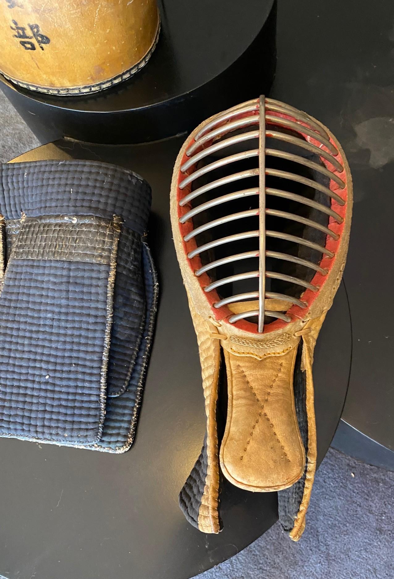 Antica maschera da combattimento e armatura protettiva di kendo firmata giapponese d'epoca prebellica in vendita 12