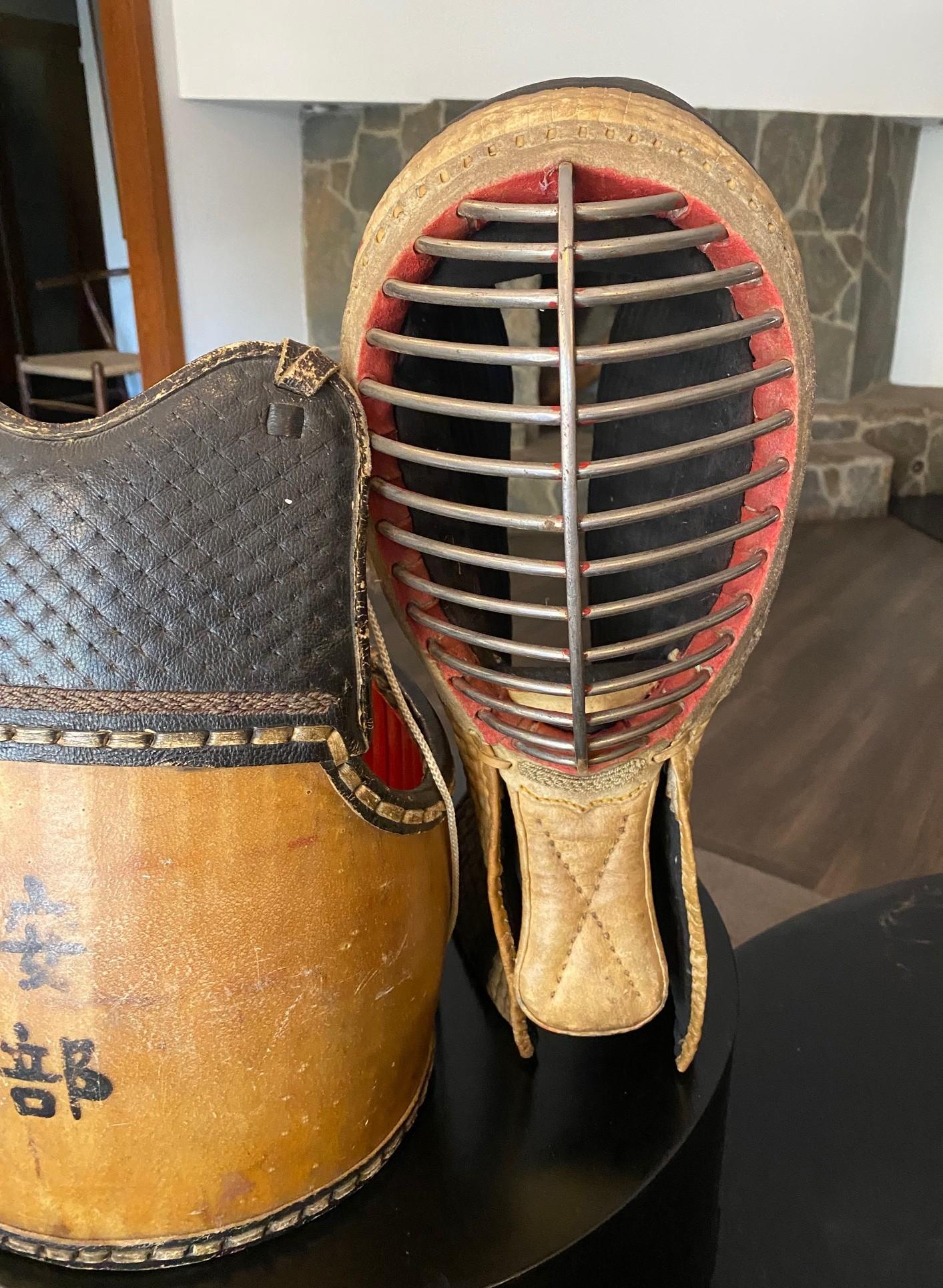 Showa Antica maschera da combattimento e armatura protettiva di kendo firmata giapponese d'epoca prebellica in vendita