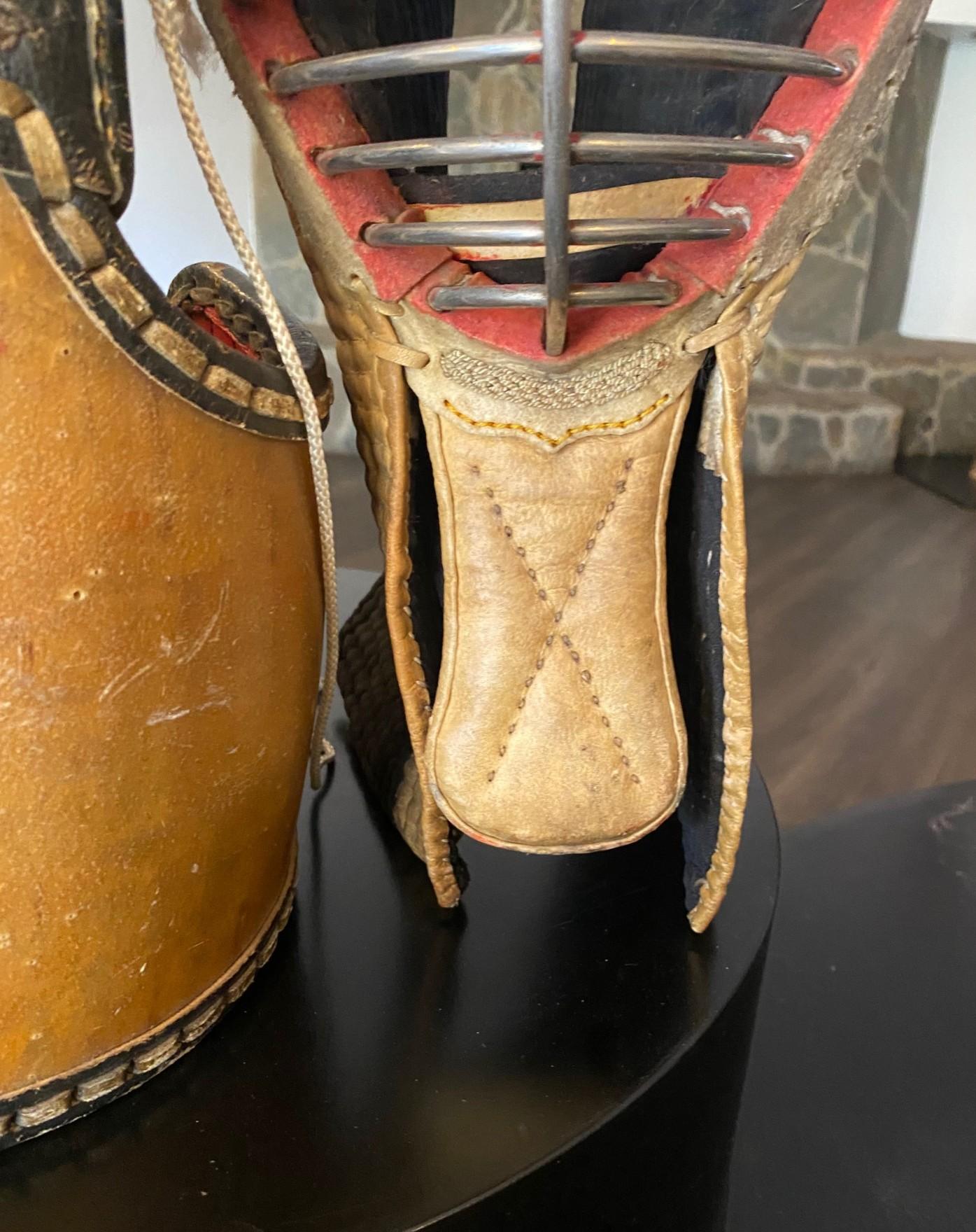 Giapponese Antica maschera da combattimento e armatura protettiva di kendo firmata giapponese d'epoca prebellica in vendita