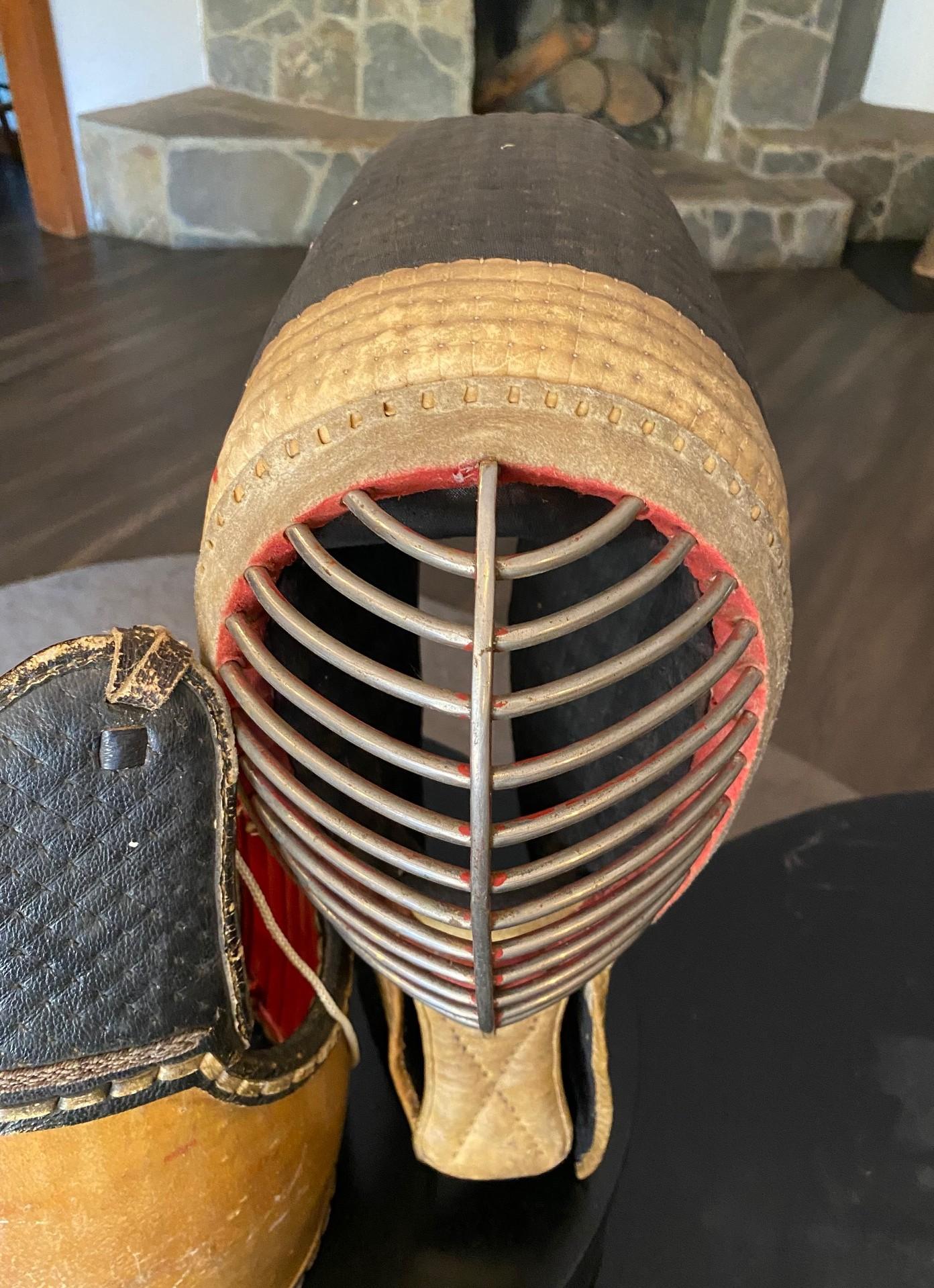 Fatto a mano Antica maschera da combattimento e armatura protettiva di kendo firmata giapponese d'epoca prebellica in vendita