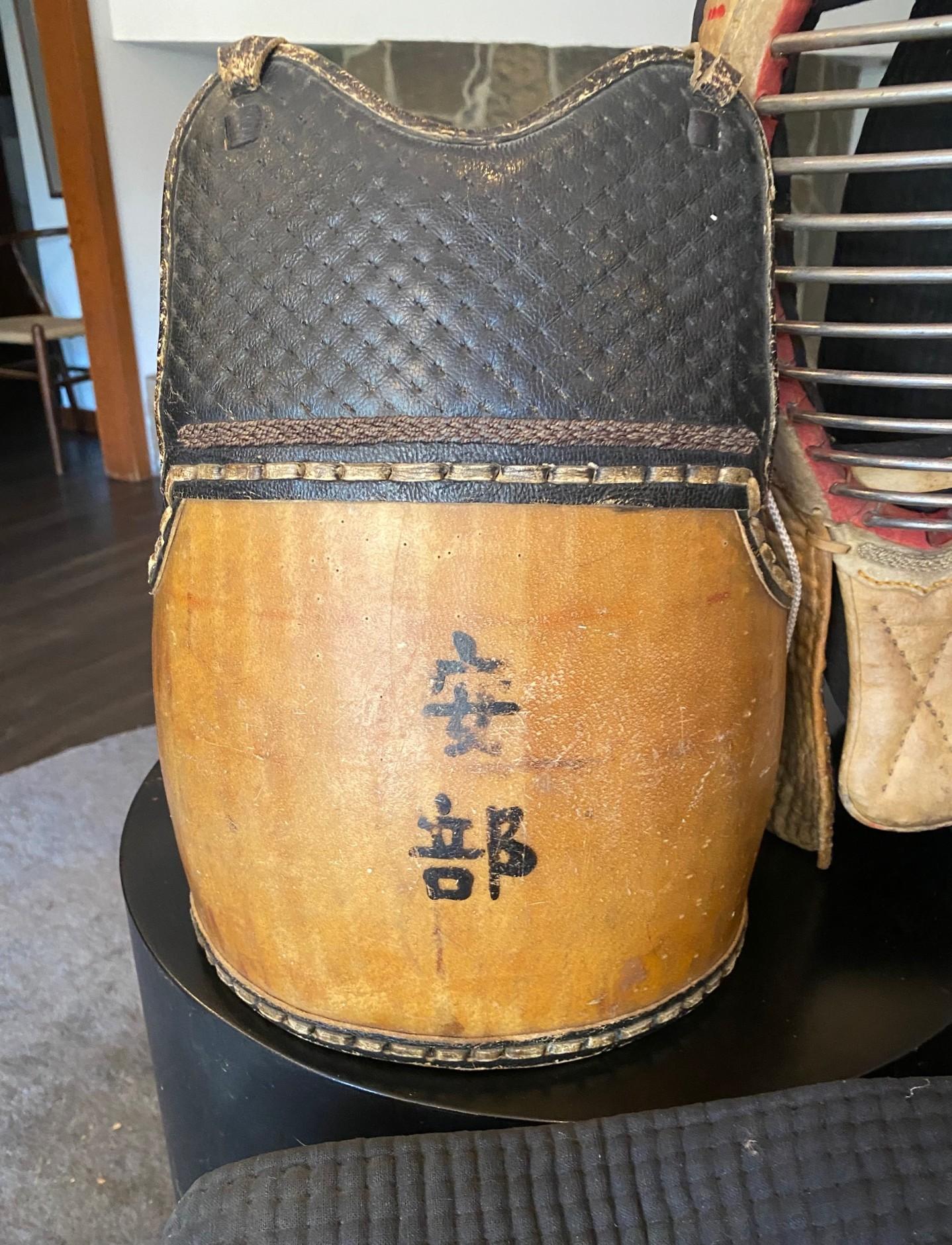 Antica maschera da combattimento e armatura protettiva di kendo firmata giapponese d'epoca prebellica In condizioni buone in vendita a Studio City, CA