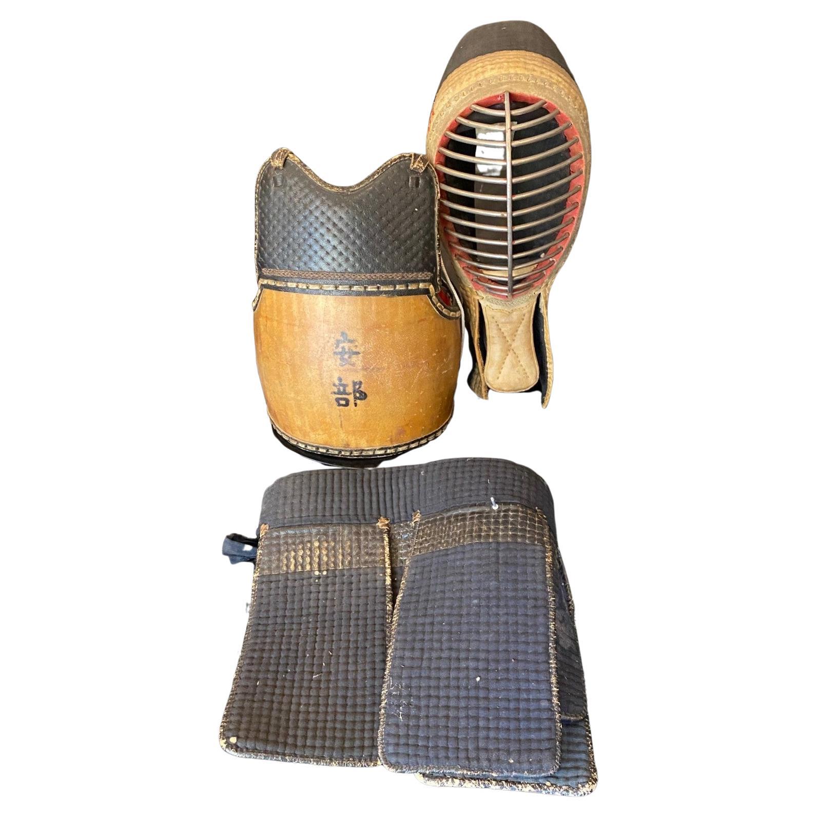 Antica maschera da combattimento e armatura protettiva di kendo firmata giapponese d'epoca prebellica in vendita