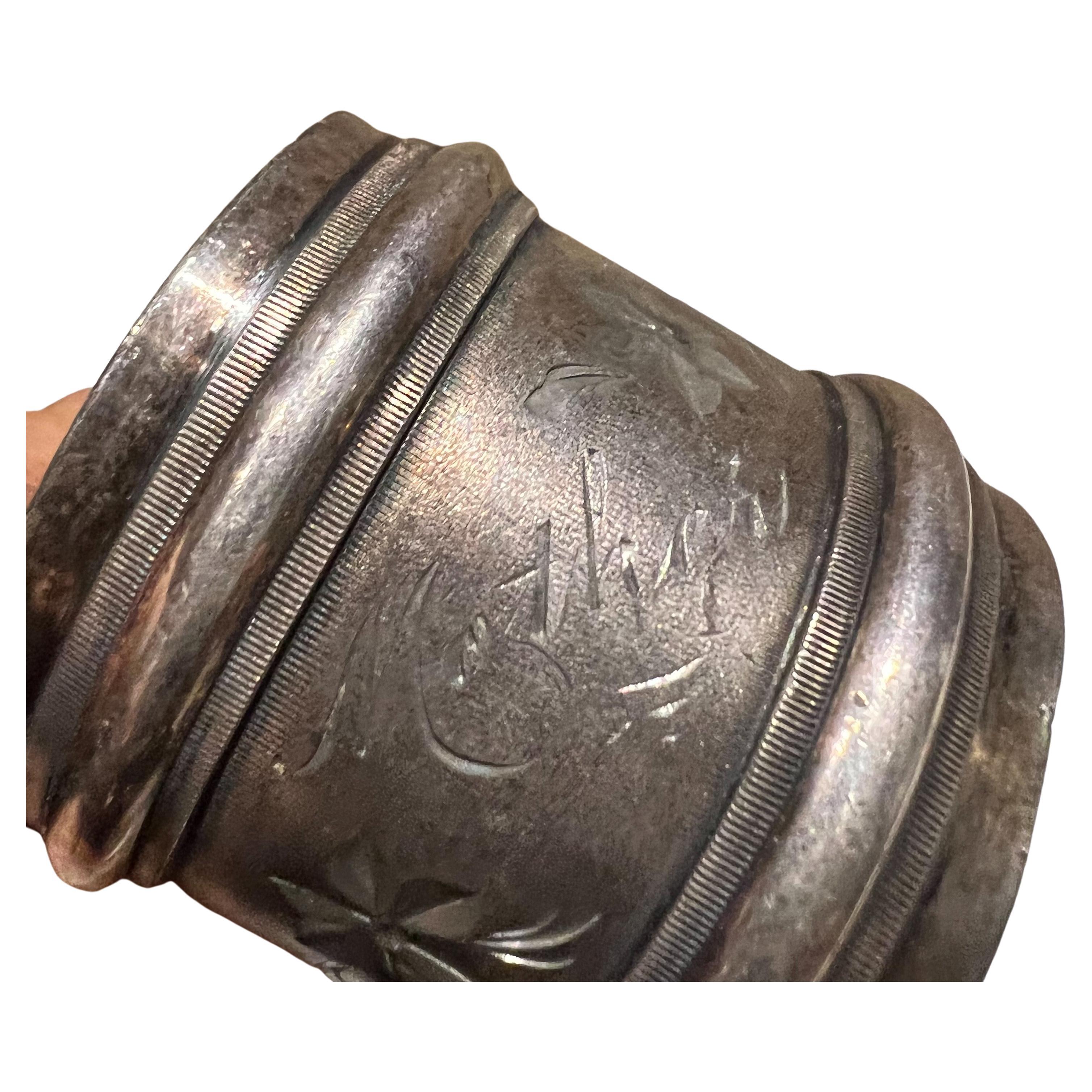 Antique vintage pretty silverplated Napkin ring holder inscribed Mother
Unmarked appears silverplated
MOTHER Inscription in the center. Lovely gay detail surround.
 Measures: 1.63 tall x 1.63
Preowned condition unrestored original vintage.
See