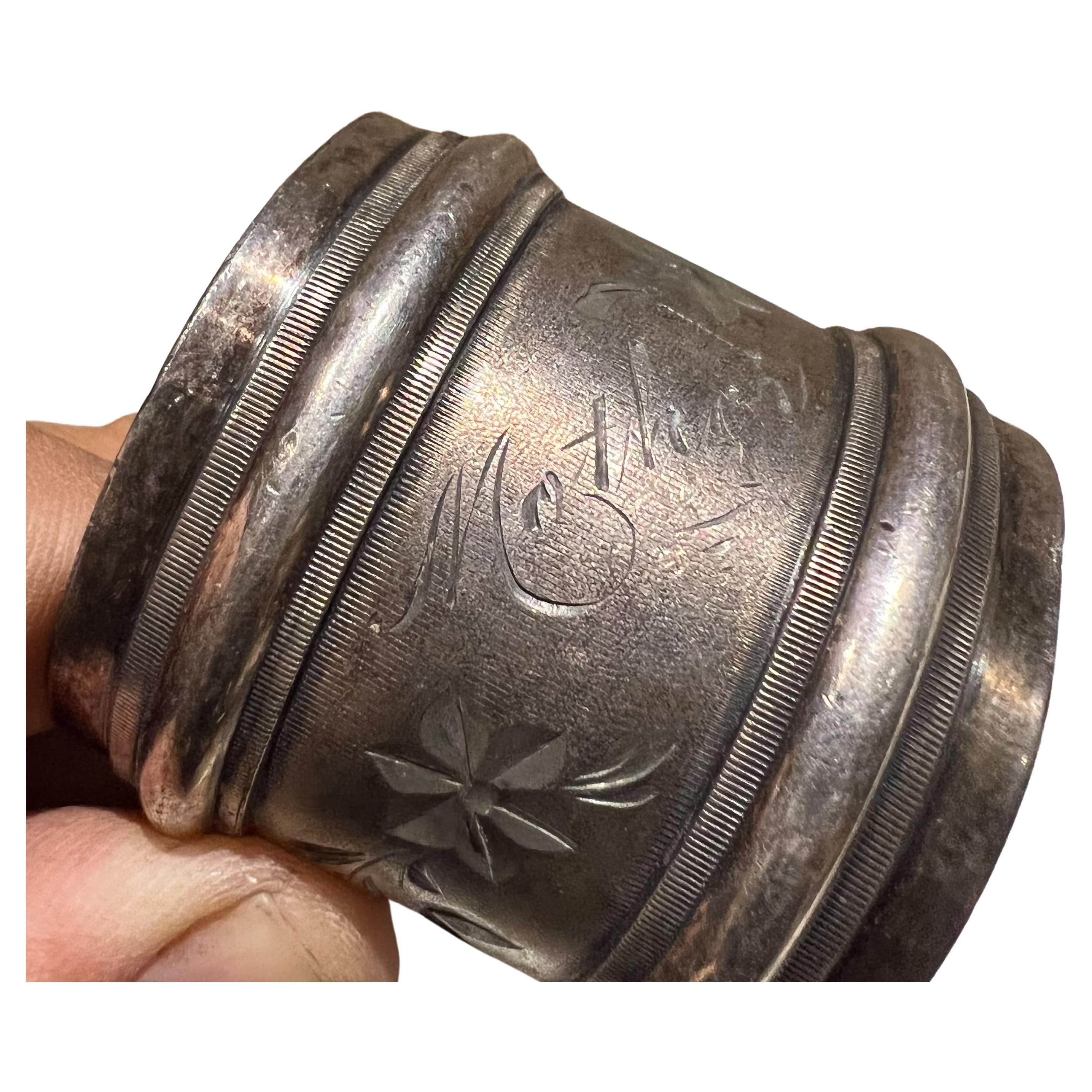 Mid-Century moderno Antico Porta tovaglioli d'argento con scritta Madre, in stile floreale. in vendita