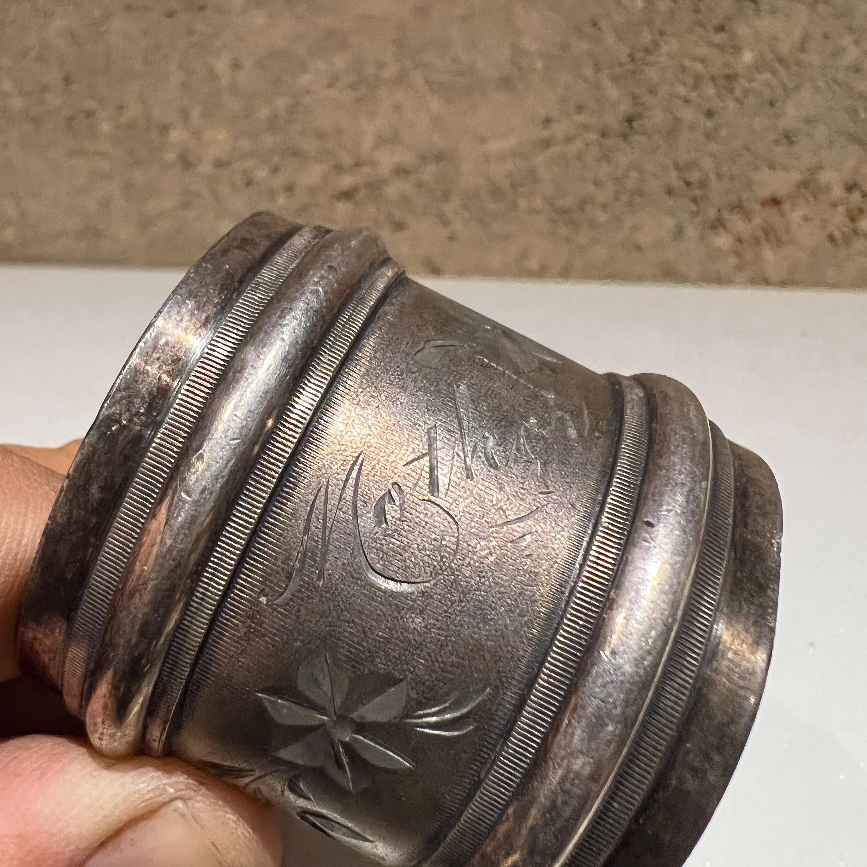 Antique Vintage Pretty Floral Silverplated Napkin Ring Holder inscribed Mother In Good Condition In Chula Vista, CA