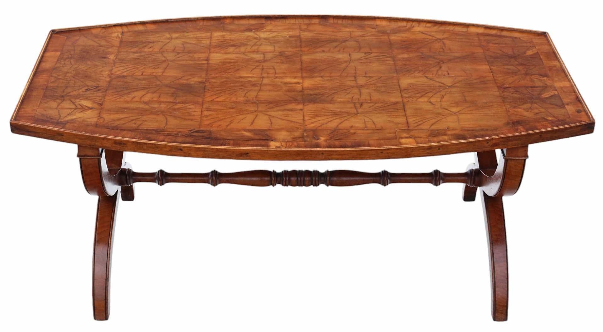 Table basse ou d'appoint en placage d'huître d'if de qualité Vintage By de la première moitié du 20ème siècle. Base attrayante à châssis en X.

Cette pièce exceptionnelle bénéficie d'une construction solide avec des joints serrés, dégageant du
