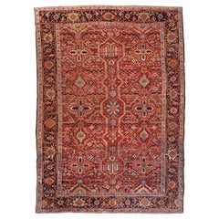Ancien tapis persan Heriz à bordure rouge marine, circa 1920-1930