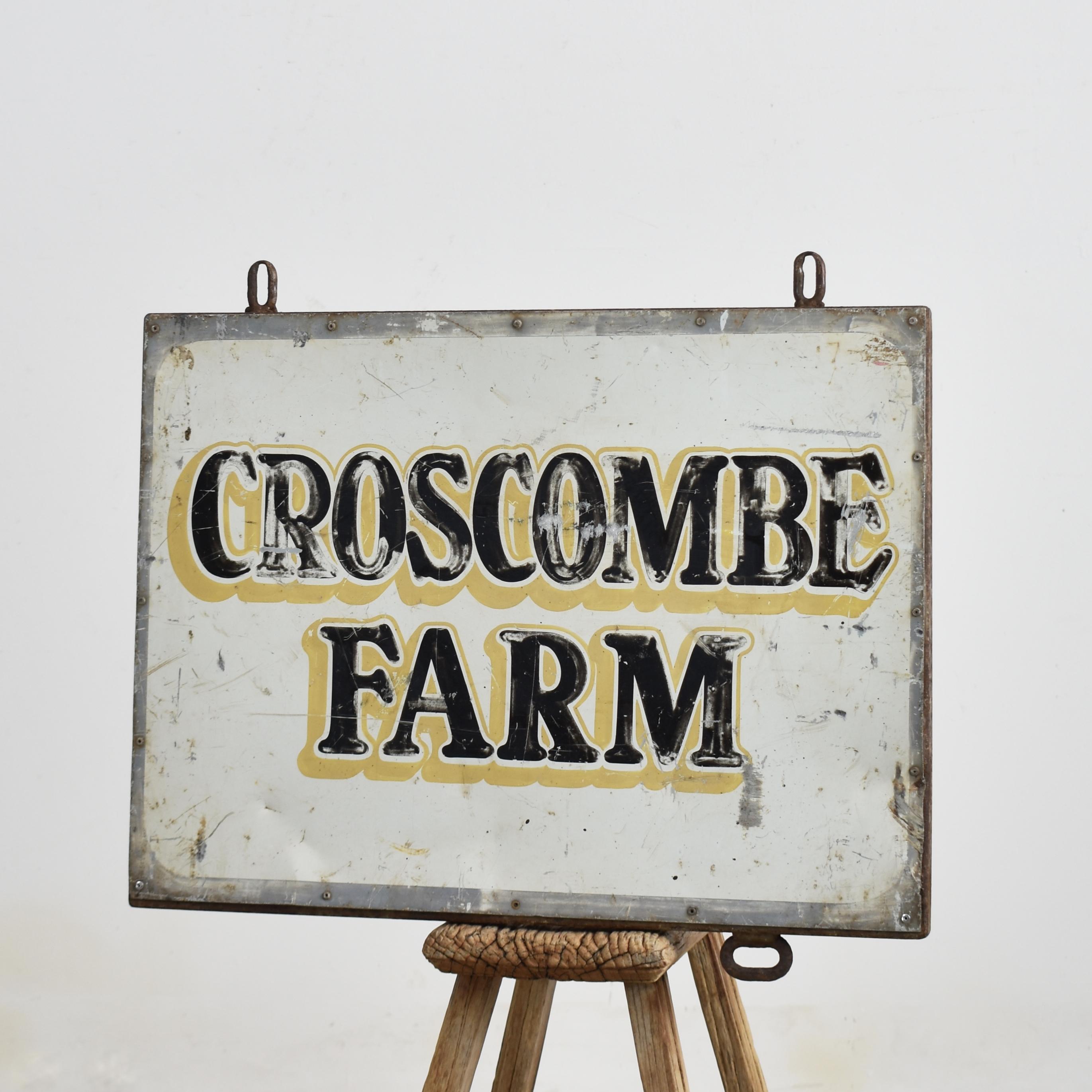 Cartello antico in metallo della fattoria

Un'insegna originale in metallo appesa all'ingresso della fattoria di Crosscombe nel Somerset. L'insegna è bifacciale con scritte identiche su entrambi i lati. Il telaio è in acciaio con una coppia di