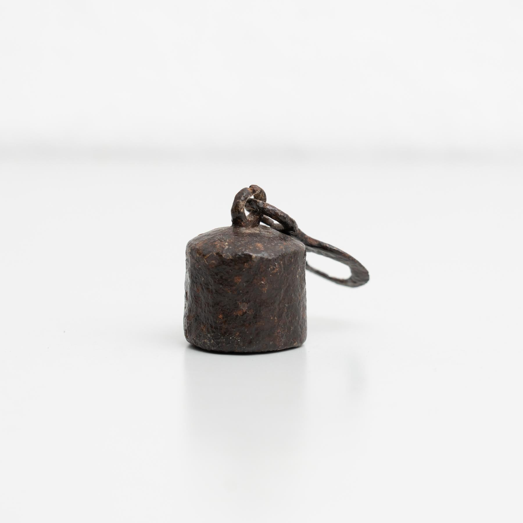 Antique scale weight made in Spain by unknown manufacturer, circa 1930.

In original condition, with minor wear consistent with age and use, preserving a beautiful patina.

Materials:
Metal