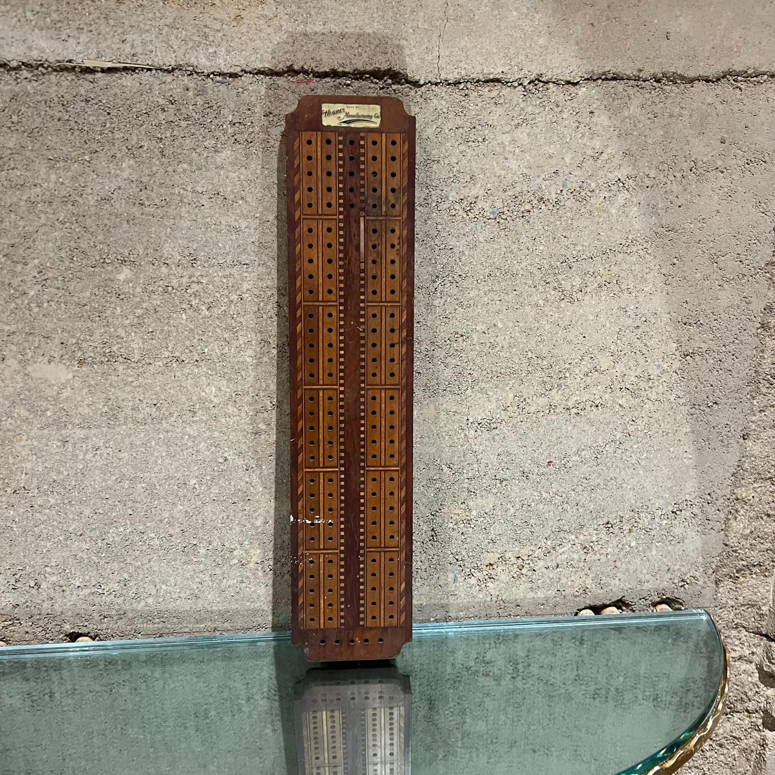 Antike Vintage Holz Cribbage Spielbrett 
Hughes Fertigungsunternehmen Los Angeles
Originaler, unrestaurierter Zustand. Nur Spielbrett.
Einige Holzeinlegearbeiten fehlen.
Papierlabel vorhanden. 
Bitte beachten Sie die Bilder.
19,25 x 4,25 b x 1