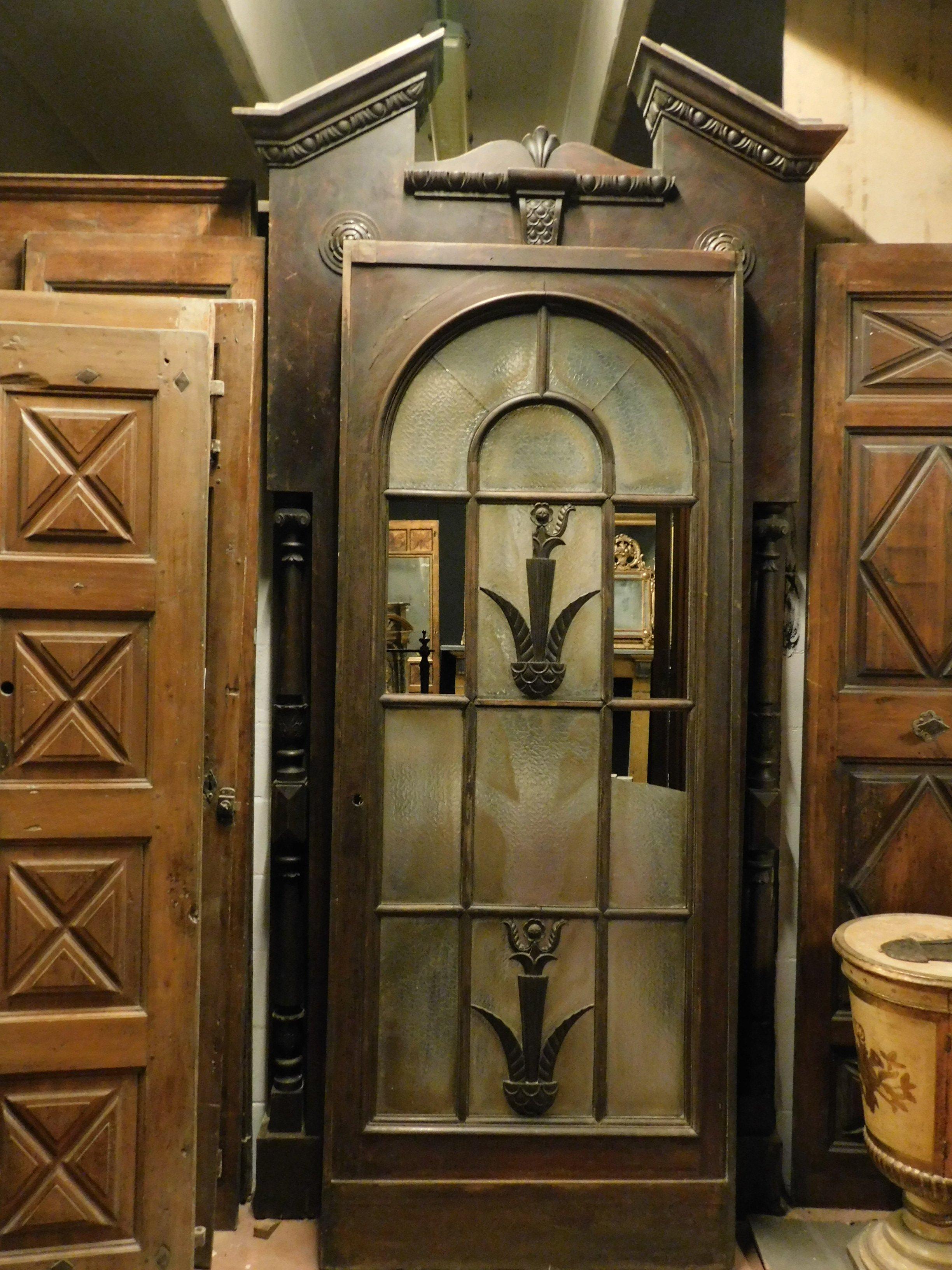 Antique vintage liberty, wooden door with glass, original large and very sculpted frame, comes from a beautiful cinema in Milan, handmade in the 1930s by Italian artisans.
With a great scene, elegant and refined, it is shipped as seen in the photo,