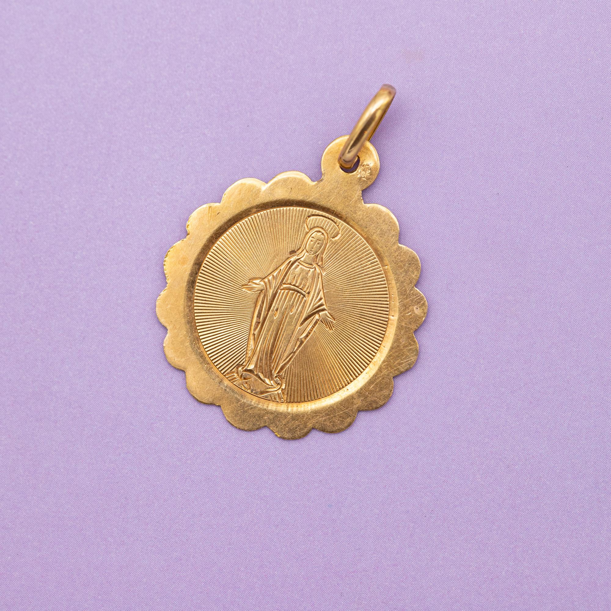 For sale is this stunning hand engraved mother Mary charm. This round charm depicts a lovely hand engraved Virgin Mary in front of a sunburst background. This Antique protecting medallion is crafted in 18 ct gold and has a bright and warm look. The