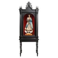 Scultura antica di una Vergine su un mobile di legno con porta di vetro, circa 1940
