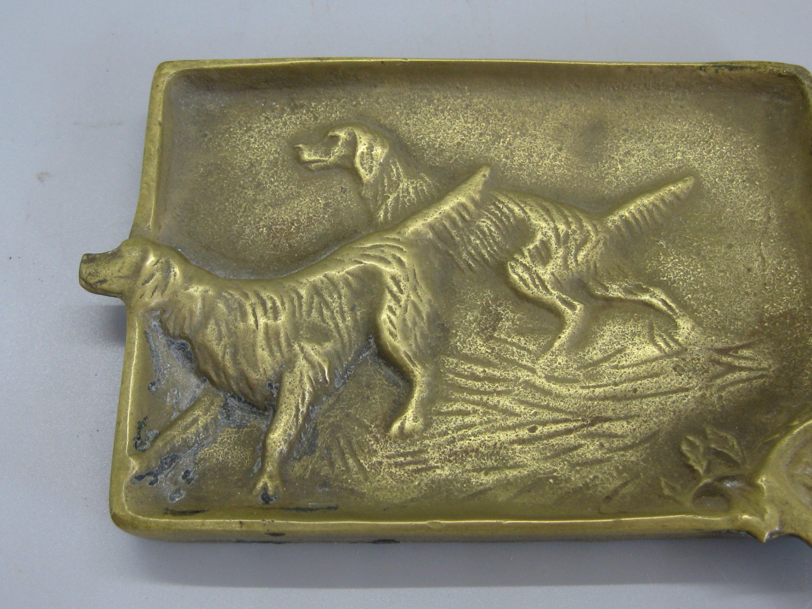 Beautiful antique brass Irish Setter dog figural ashtray dating from the 1920s. Signed on the back. Made by Virginia Metalcrafters. Made of cast brass and has a wonderful patina. In very nice original condition. Measures approximate: 5