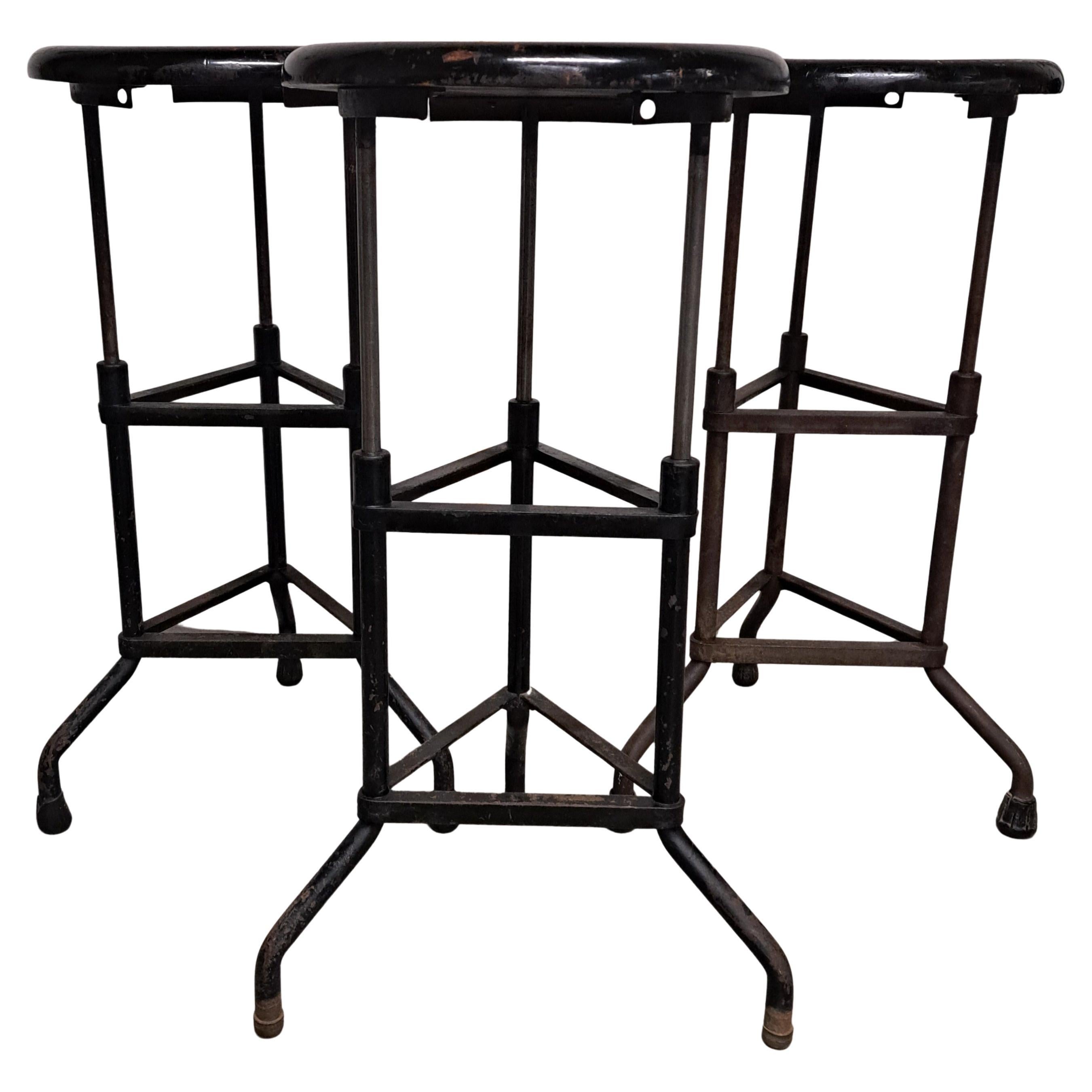 Set di tre sgabelli in ferro ad altezza regolabile in stile antico Vitek Industrial in vendita