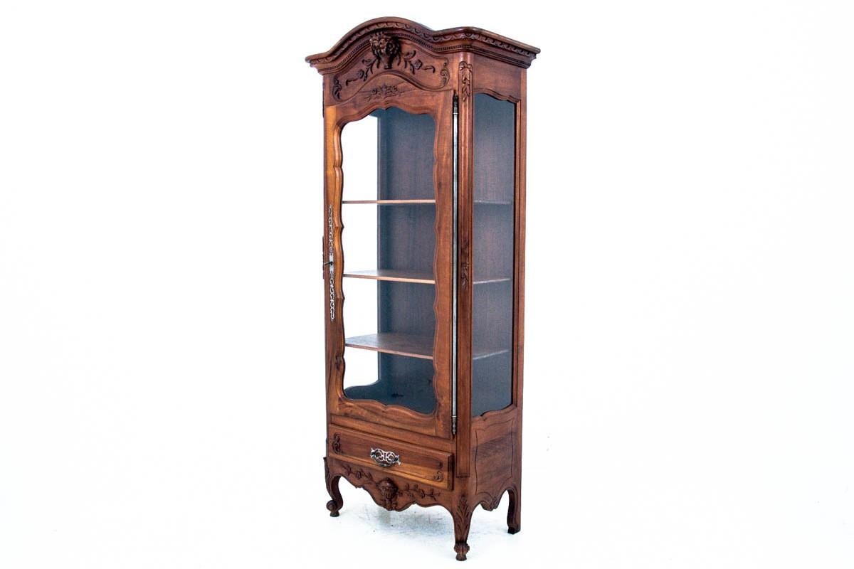 Antique display cabinet/vitrine from circa 1890
Very good condition.
Wood: walnut

Measures: Height 190 cm, width 85 cm.