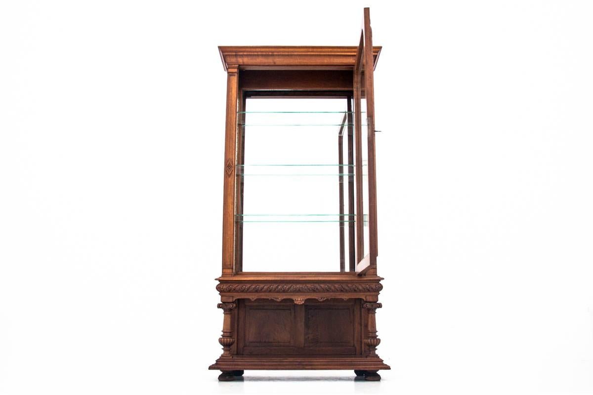 French vitrine/ display cabinet from circa 1880. Antique

Origin France

Wood: Walnut

Dimensions: Height 200 cm width 100 cm depth 36 cm.