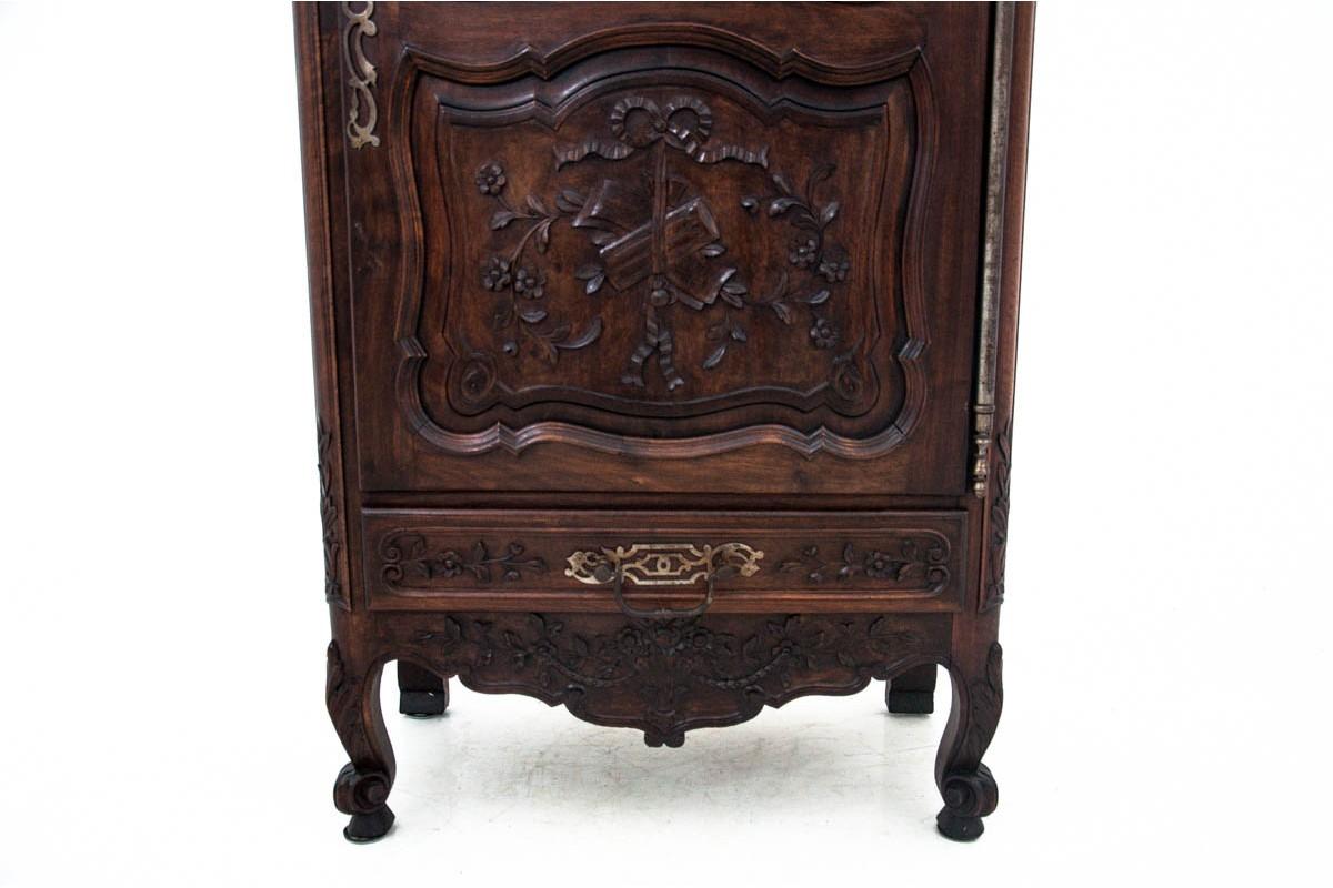 French cabinet from circa 1910.

Wood: Walnut

Very good condition.

Measures: Height 190 cm

Width 83 cm

Depth 42 cm.