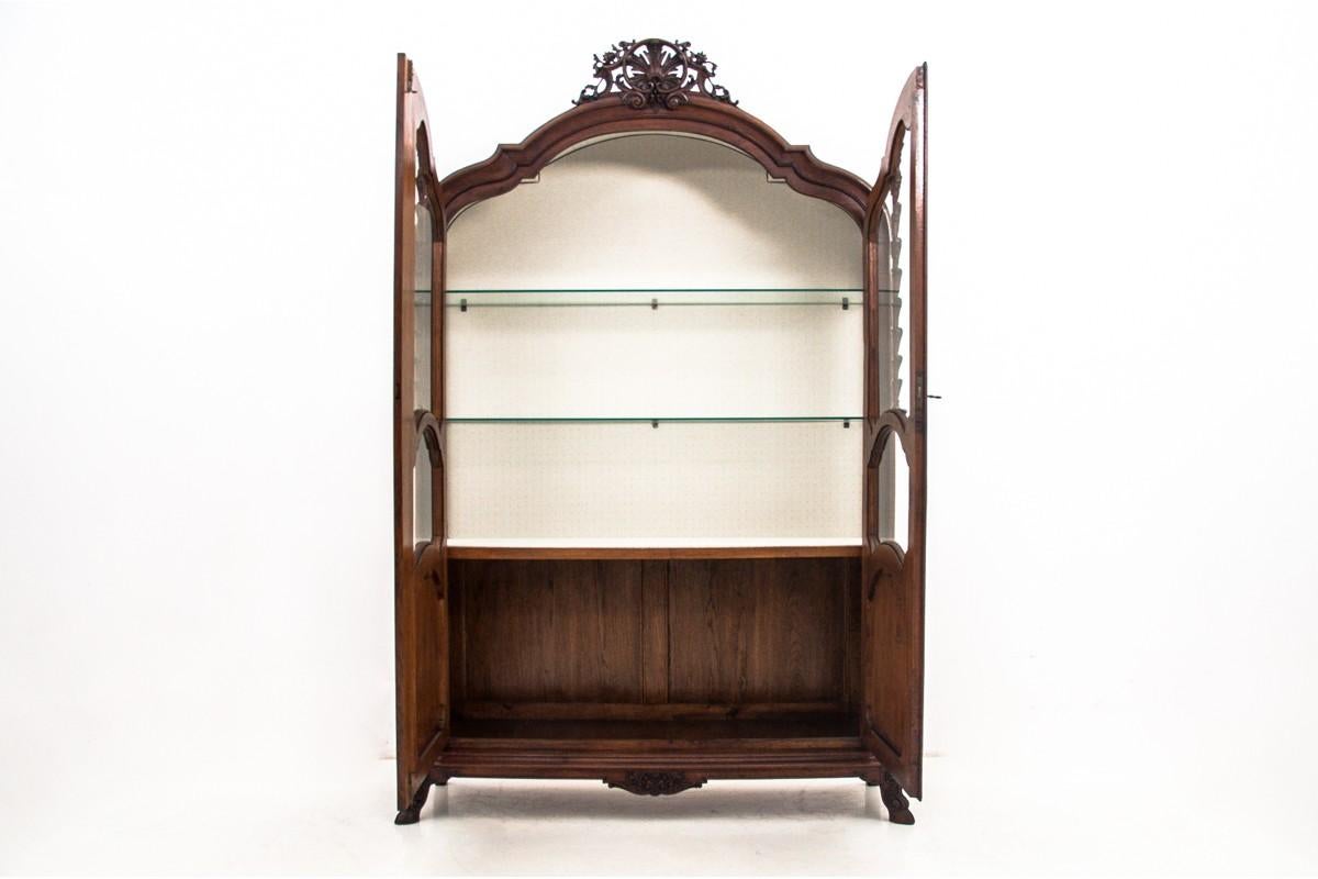 A historic display cabinet / cabinet from circa 1900. Antique

Very good condition, after professional renovation, the interior of the site is covered with a new fabric.

Origin: France

Wood: oak

Dimensions: height 201 cm, width 135 cm,