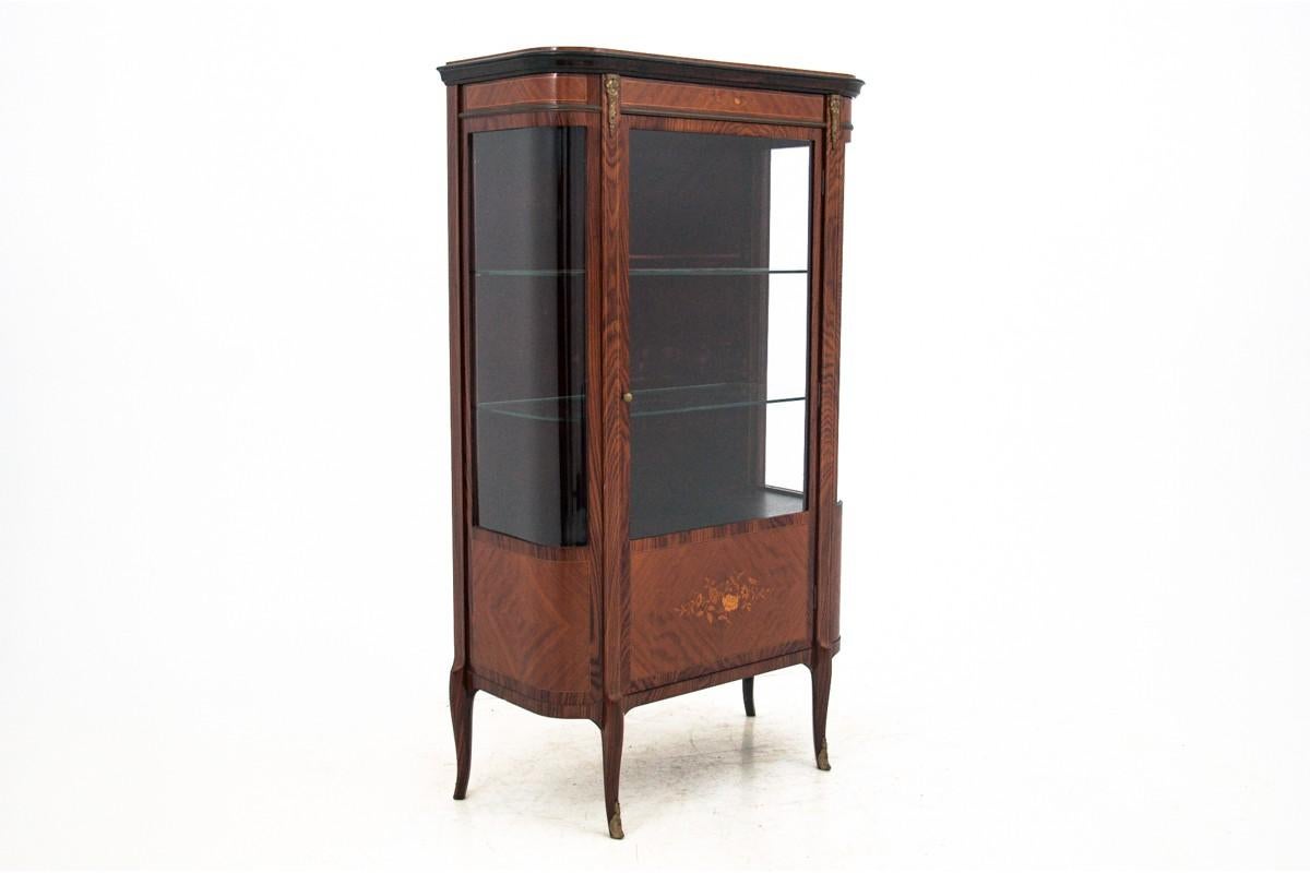 Historic vitrine from the 1930s.

Dimensions: Height 154 cm, width 88 cm, depth 42 cm.