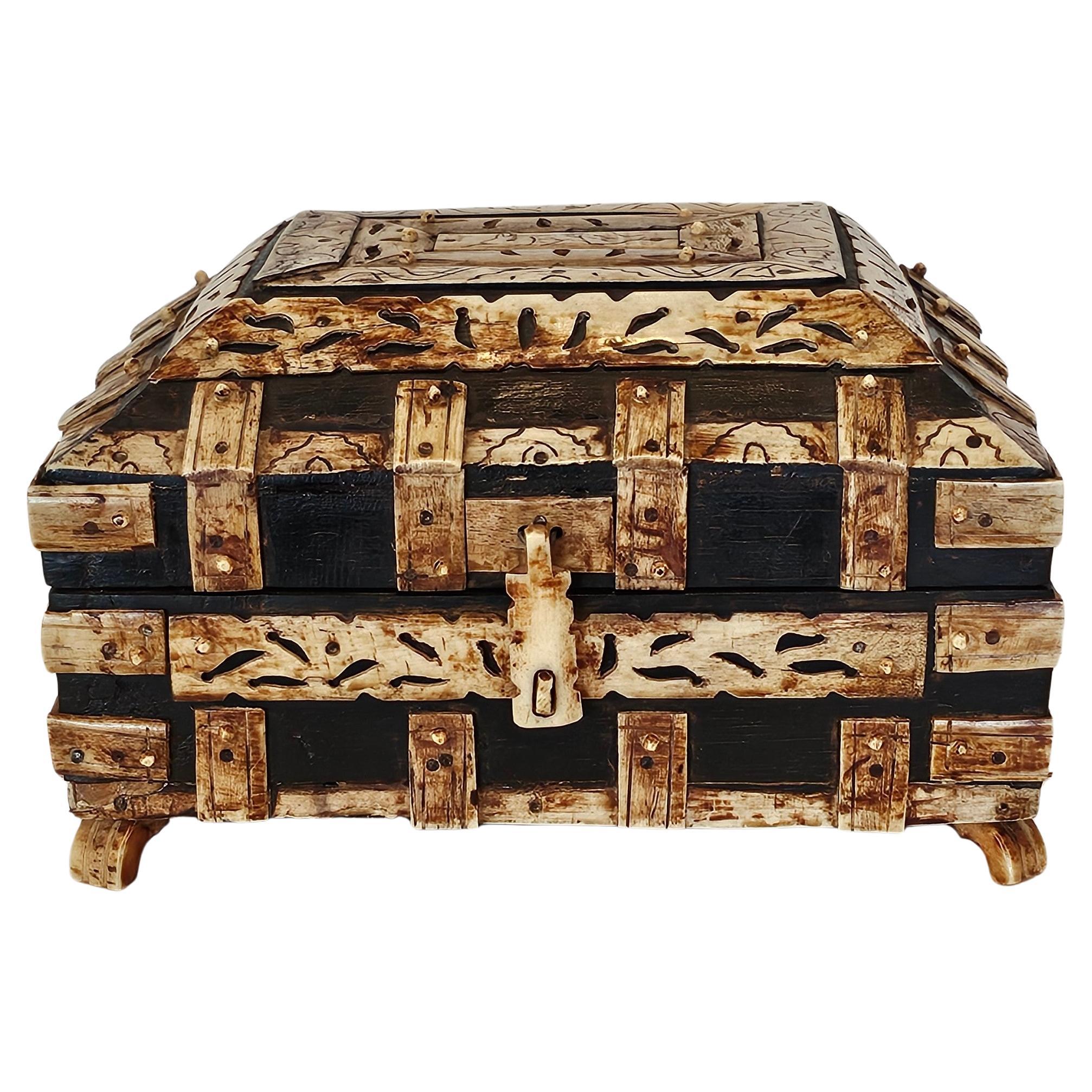Antigua Caja de Mesa Vizagapatam India Madera Ebonizada y Tallas de Hueso