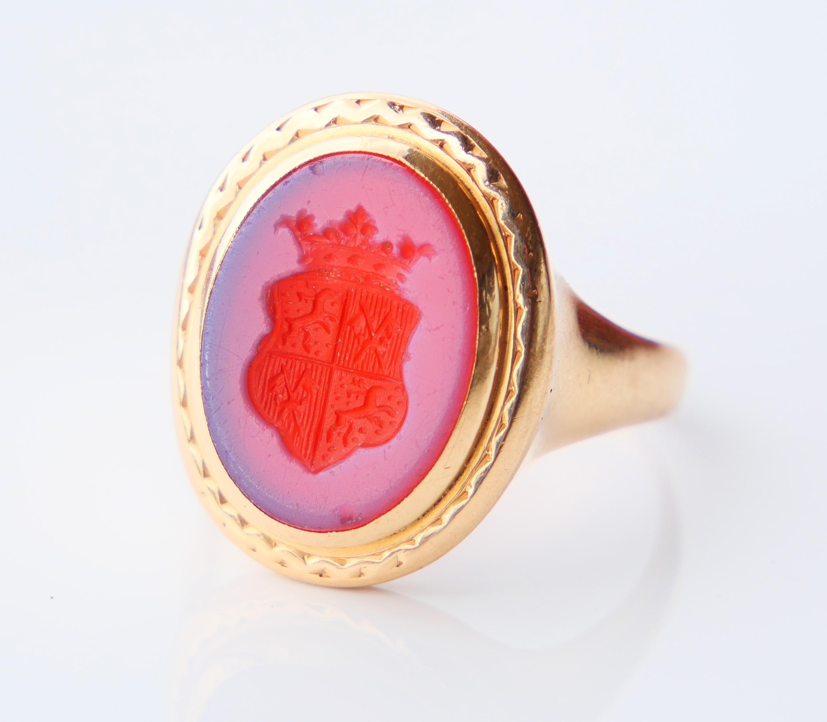 Bague Signet Intaglio comportant une pierre de Cornaline (type d'Agate) à deux couches avec la représentation héraldique d'un blason de la famille noble russe / suédoise / finlandaise von Aminoff sur l'écu sous la couronne de la Noblesse. Le travail