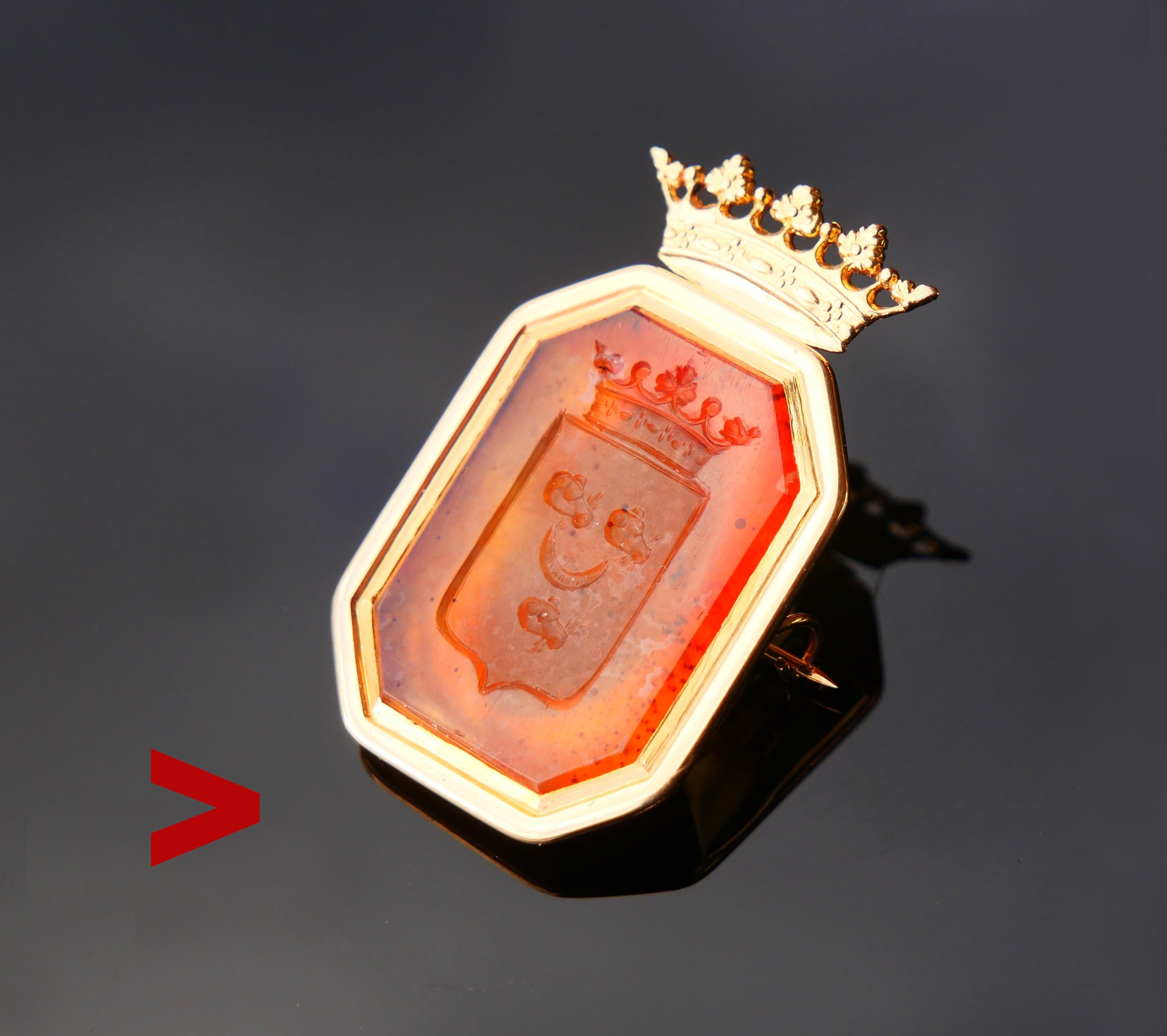 Broche ancienne en or orange 18 carats datant du 18e - 19e siècle, sertie d'une pierre de cornaline et présentant une variation miniature gravée à la main des armoiries de l'ancienne famille noble suédoise von Belfrage : trois têtes de loup coupées