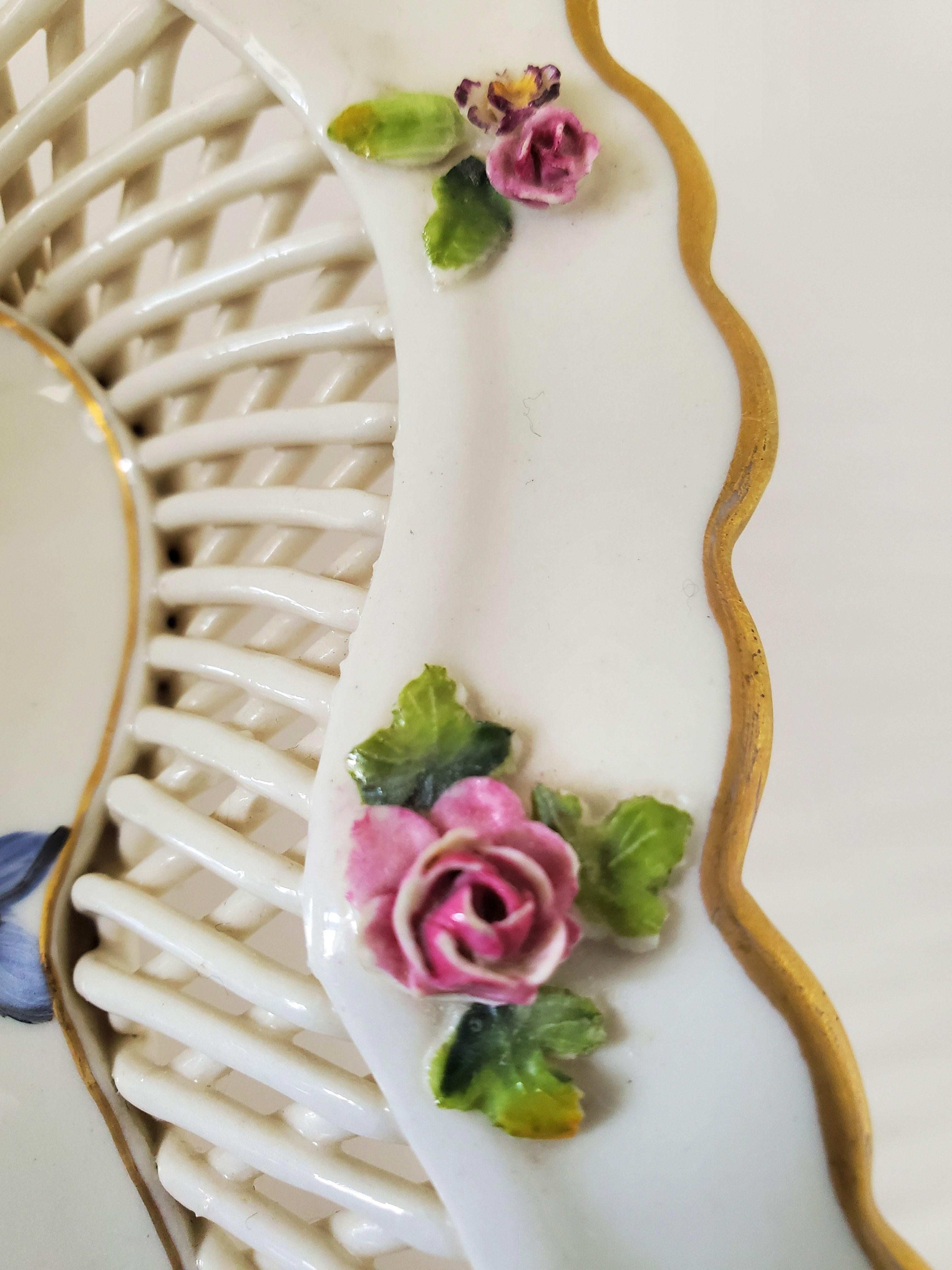 Antiker Porzellankorb im Rokoko-Stil von Schierholz im Meissener Stil mit Blumenverzierung im Angebot 2