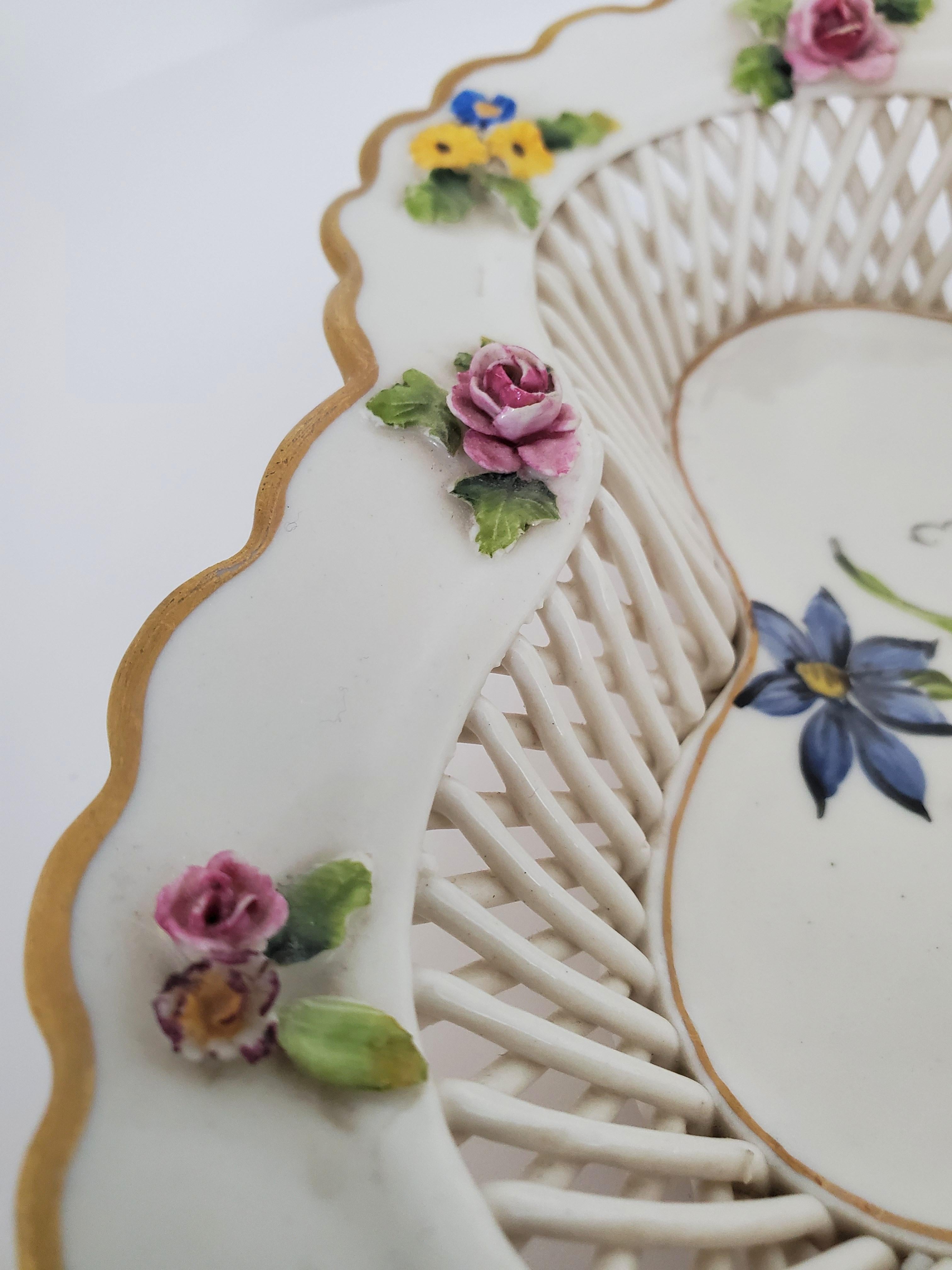 Antiker Porzellankorb im Rokoko-Stil von Schierholz im Meissener Stil mit Blumenverzierung im Angebot 3