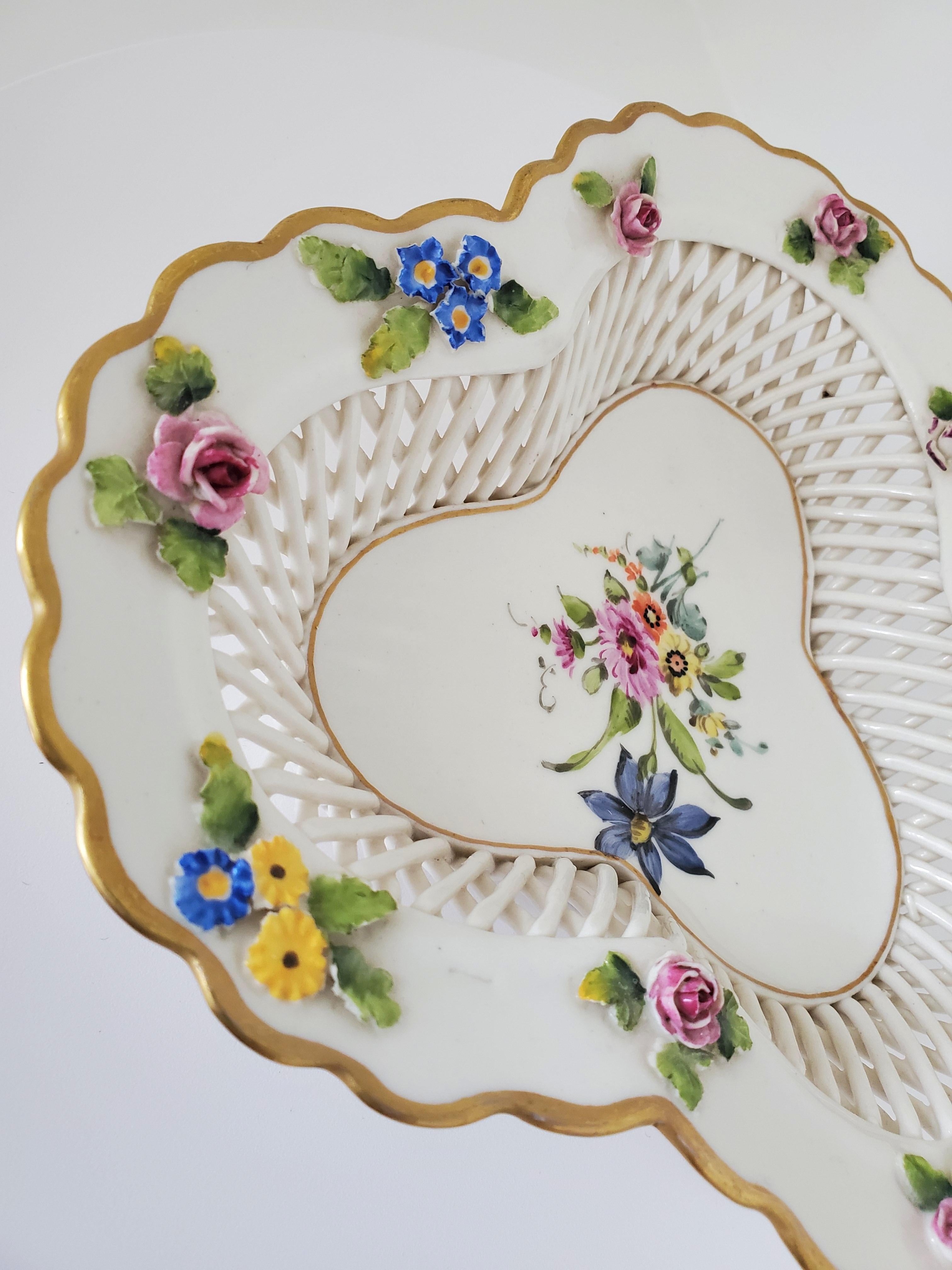 Antiker Porzellankorb im Rokoko-Stil von Schierholz im Meissener Stil mit Blumenverzierung (Appliqué) im Angebot