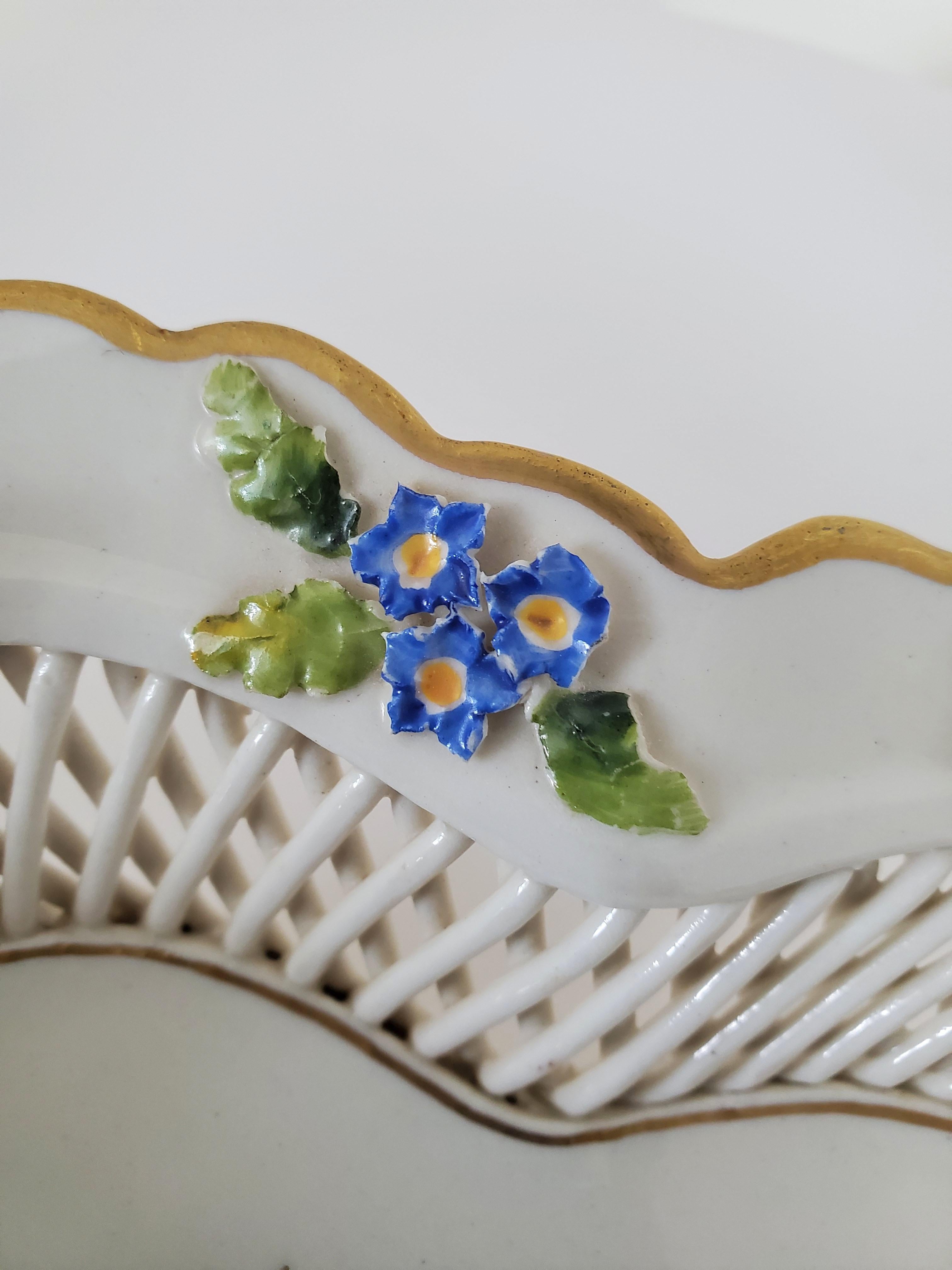 Antiker Porzellankorb im Rokoko-Stil von Schierholz im Meissener Stil mit Blumenverzierung im Angebot 1