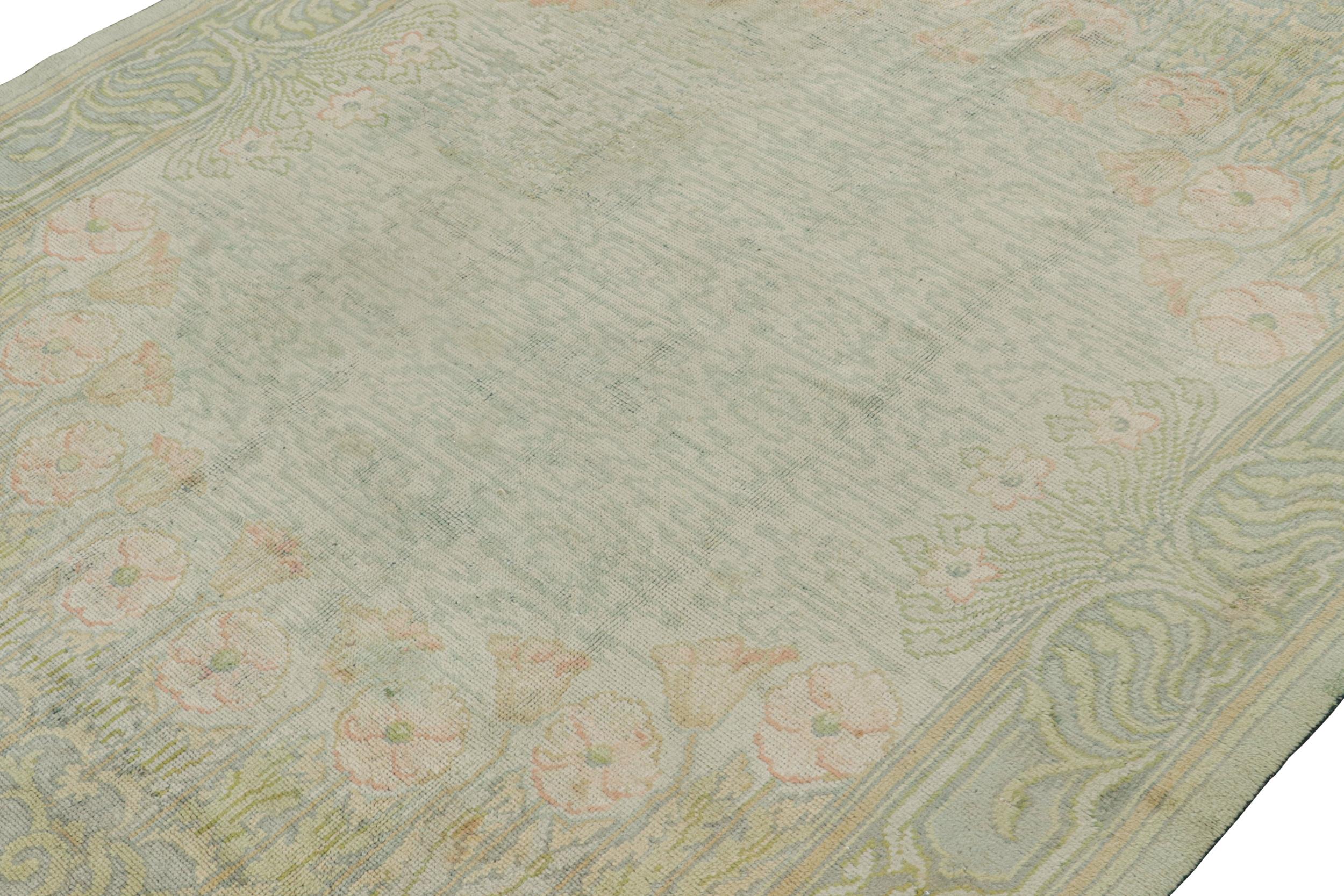 Dieser 9x11 große antike Kunsthandwerksteppich aus Wolle, handgeknüpft um 1900-1910, ist vermutlich ein seltenes Werk von C.F.A. Voysey.

Über das Design: 

Es wird angenommen, dass dieser Voysey-Teppich aus Irland stammt, da er Ähnlichkeiten mit
