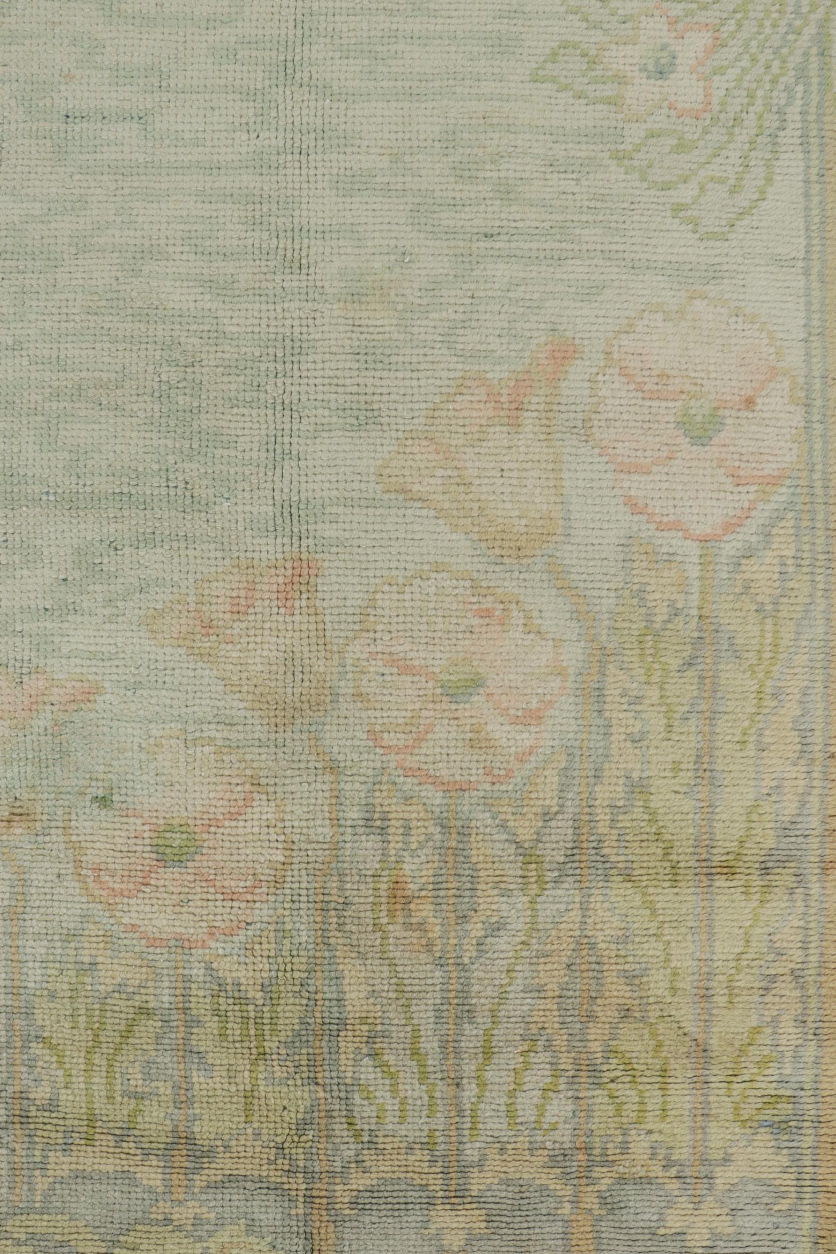 Antiker Voysey Arts & Craft-Teppich in Grün mit Blumenmustern, von Rug & Kilim im Zustand „Gut“ im Angebot in Long Island City, NY