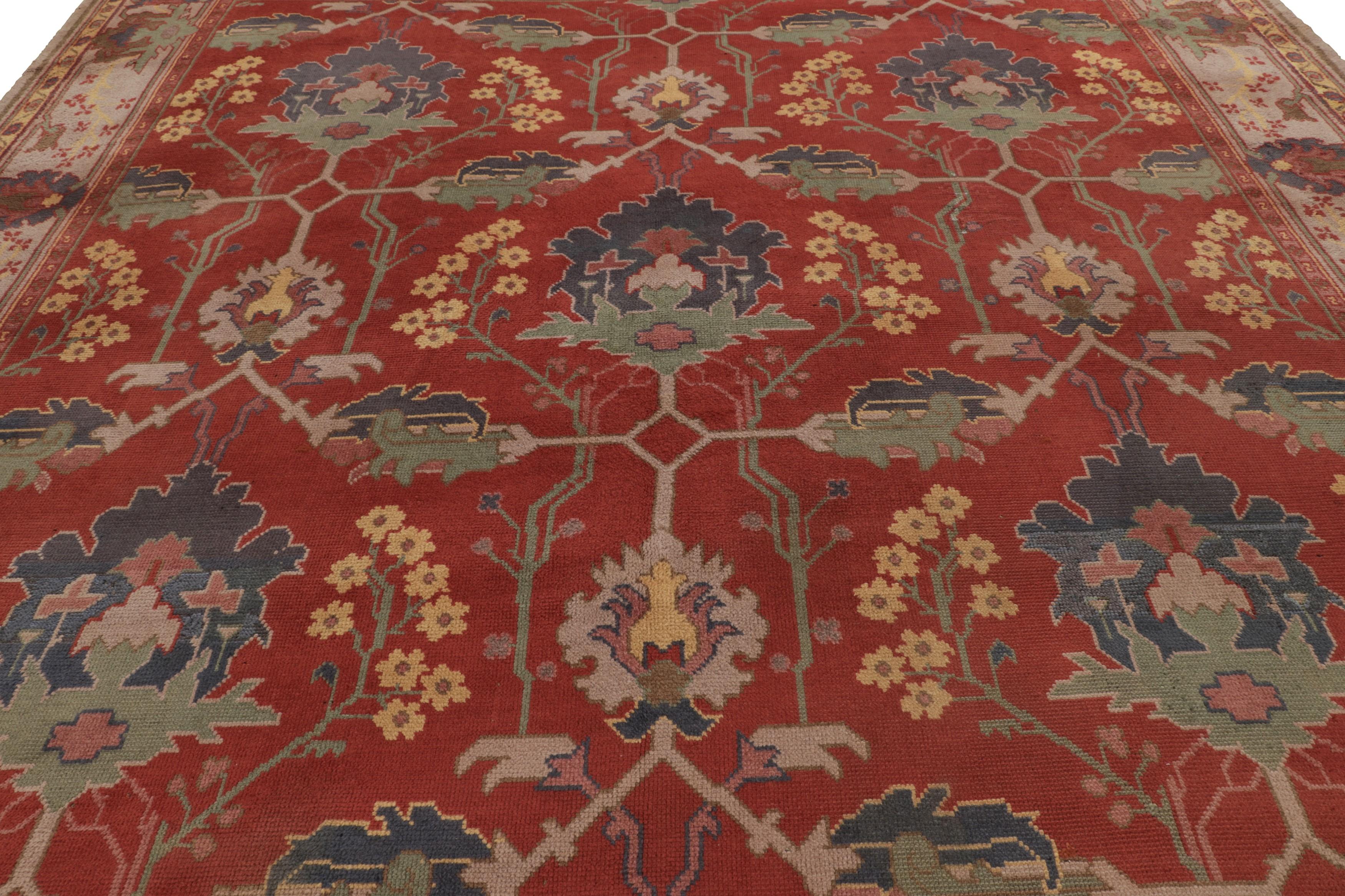 Dieses geräumige, antike Kunsthandwerk ist ein künstlerischer Triumph aus dem englischen Werk von Charles Voysey und stammt aus Irland (ca. 1910-1920). Dieser fast quadratische, handgeknüpfte Wollteppich ist ein seltenes Stück, das sich durch seine