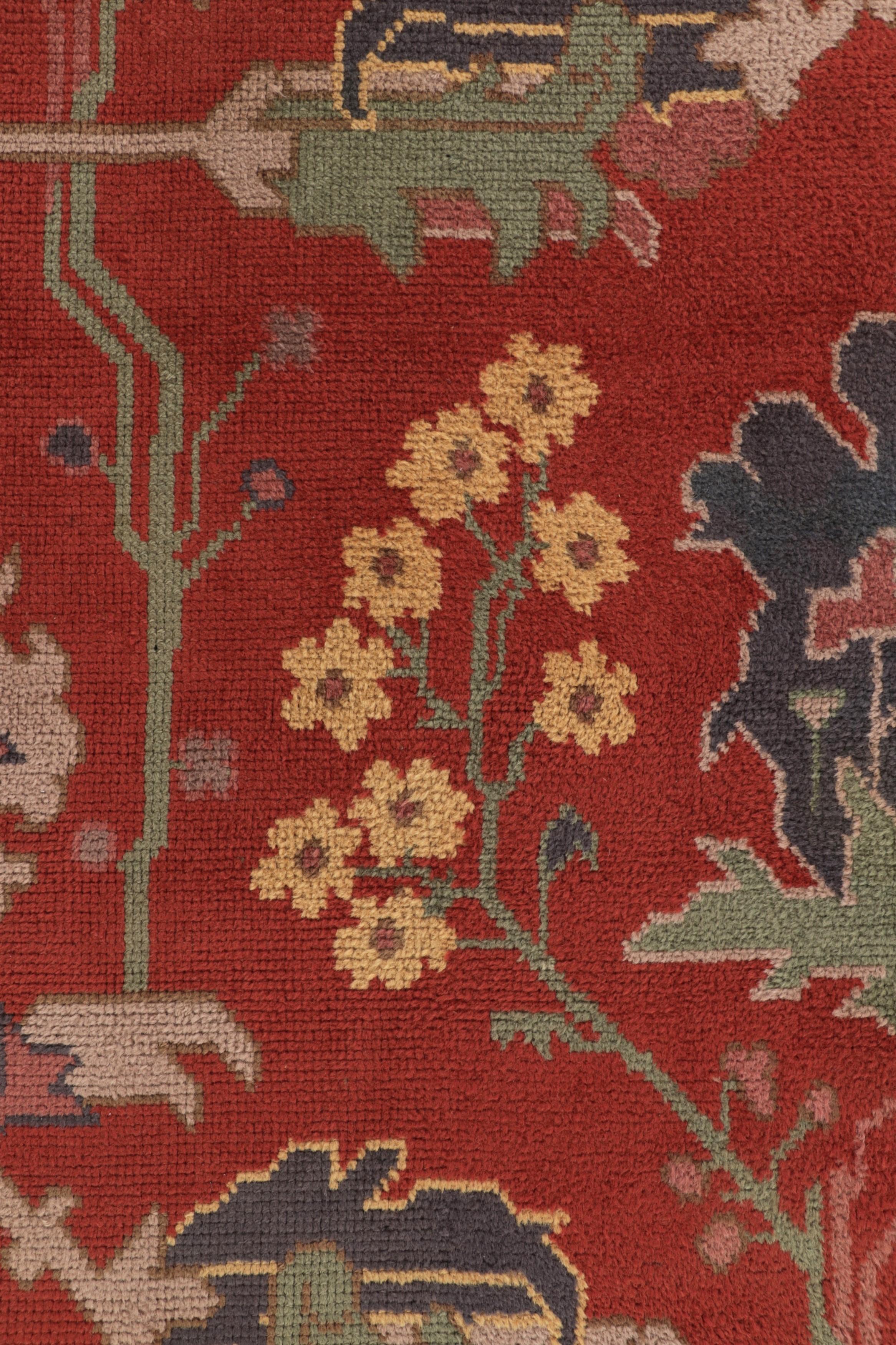 Handgeknüpfter antiker Voysey Arts & Crafts Teppich in Rot Beige Floral von Teppich & Kelim (Frühes 20. Jahrhundert) im Angebot