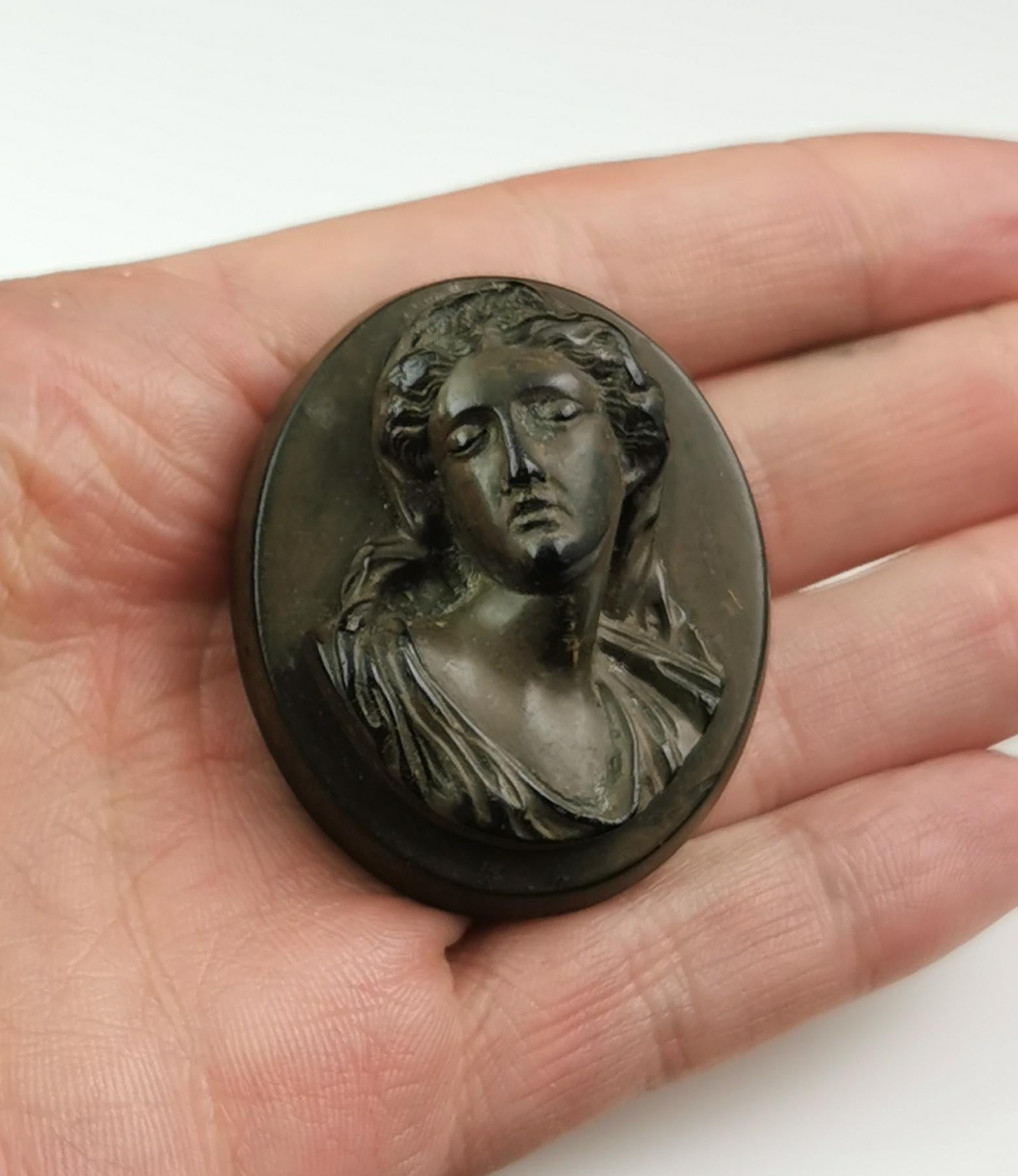 Antique Vulcanite cameo brooch, Victorian  For Sale 3