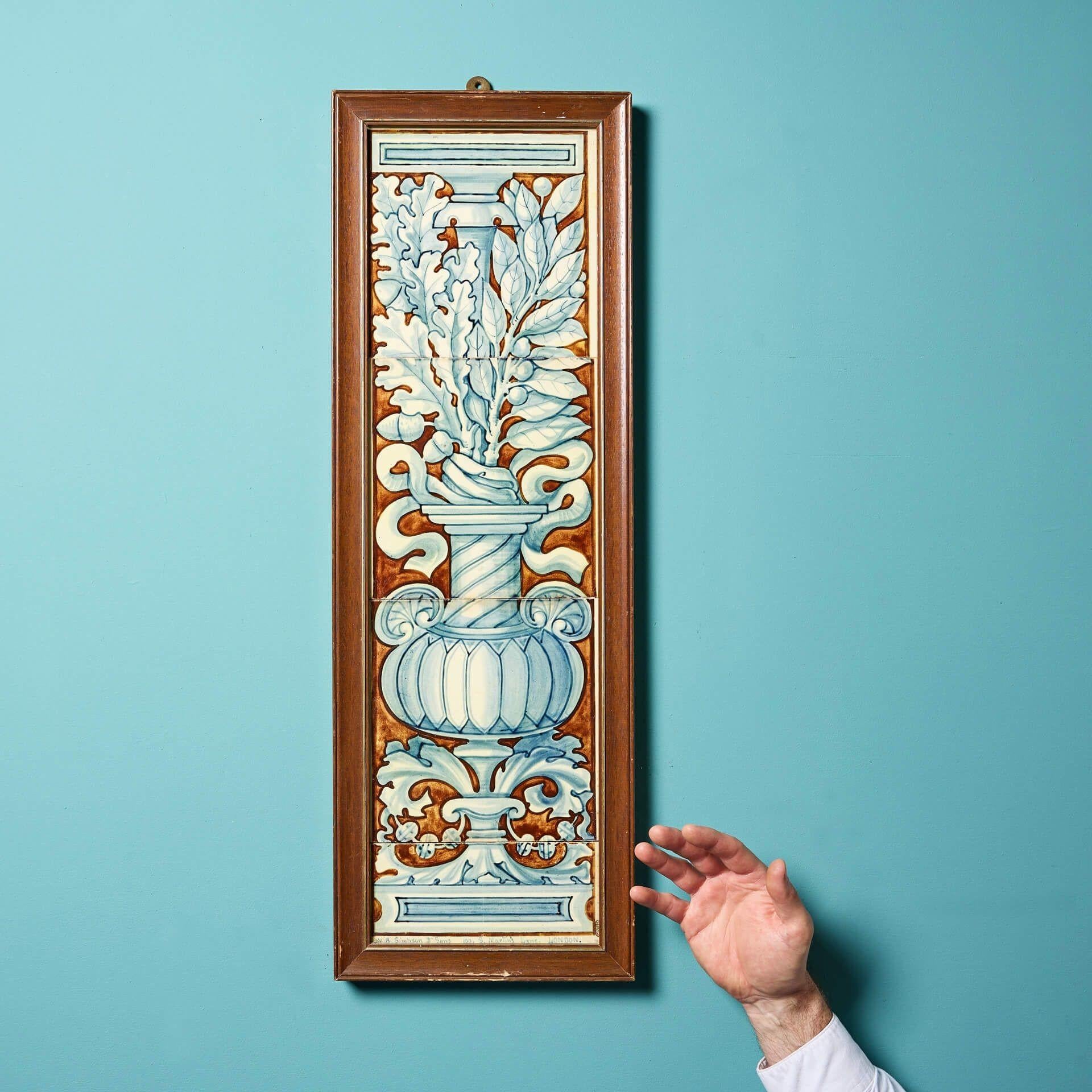 Eine antike W. B. Simpson & Sons Fliesentafel, die ein neoklassisches Design darstellt.

Das Set aus vier handgemalten Kacheln formt ein wunderschönes dekoratives Paneel mit einer klassisch gestalteten Vase mit verschlungenen Bändern und