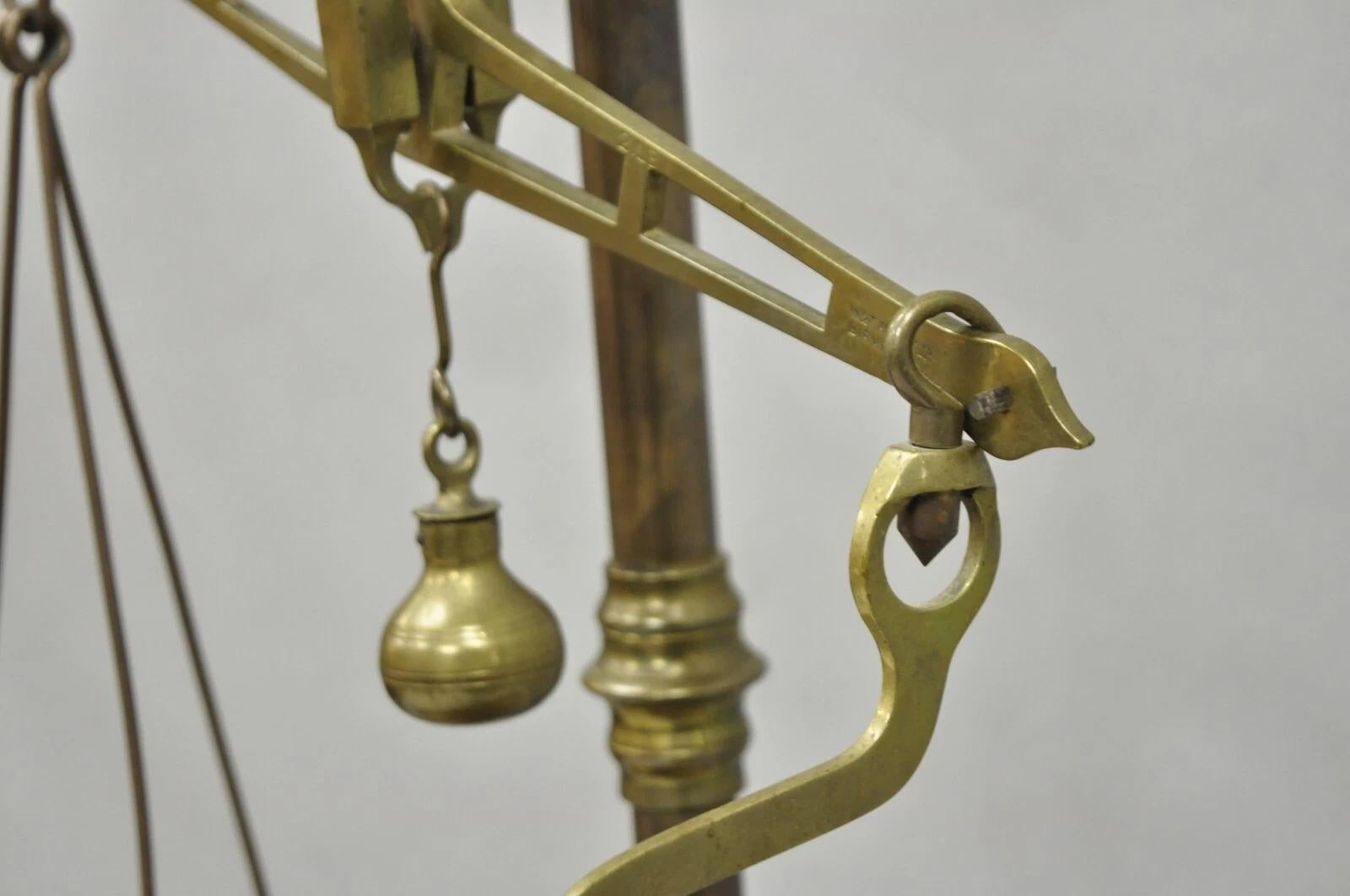 Antigua balanza victoriana inglesa de latón y caoba W & T Avery siglo XIX en venta